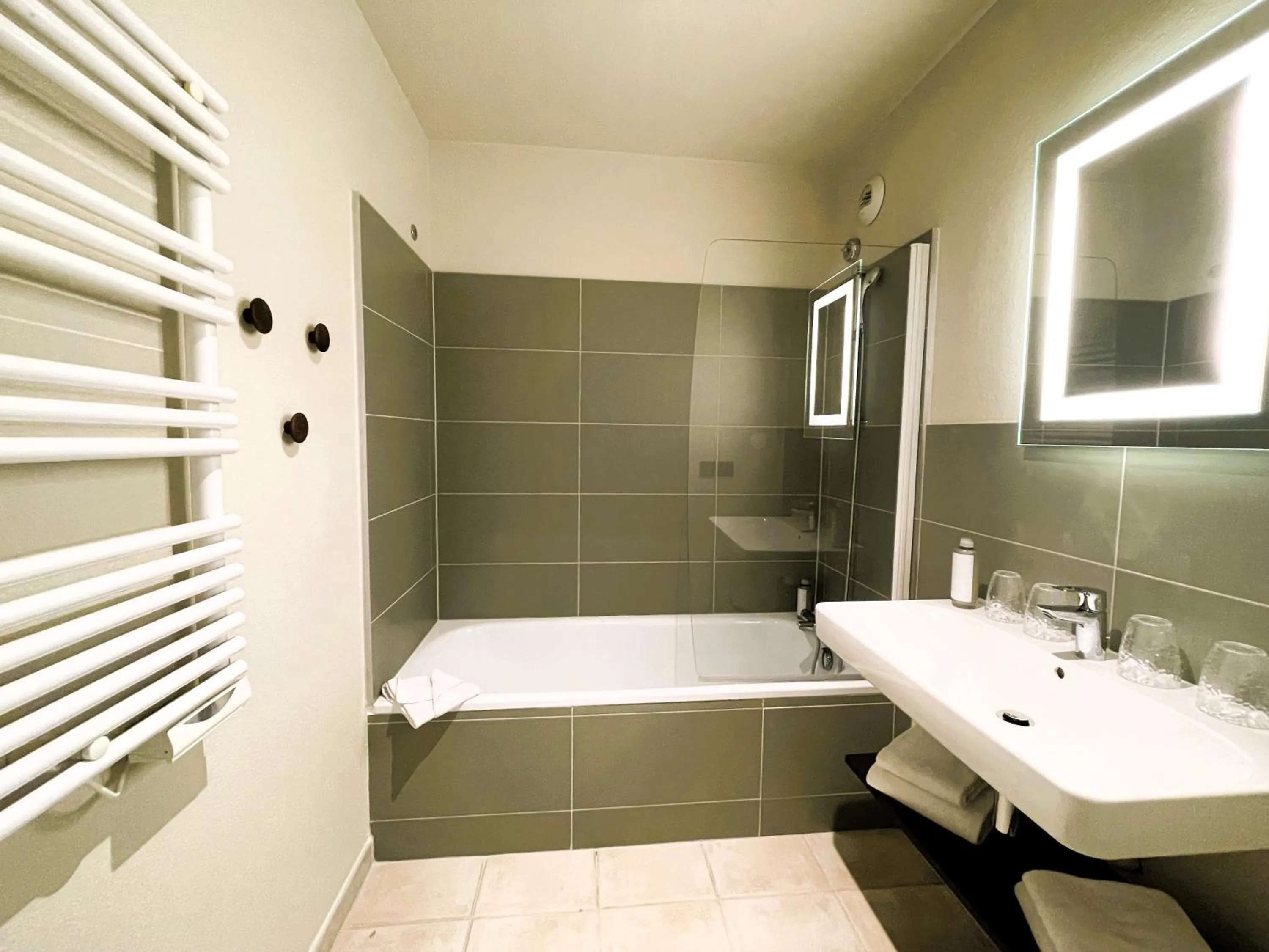 Bathroom in Hôtel Golf Fontcaude