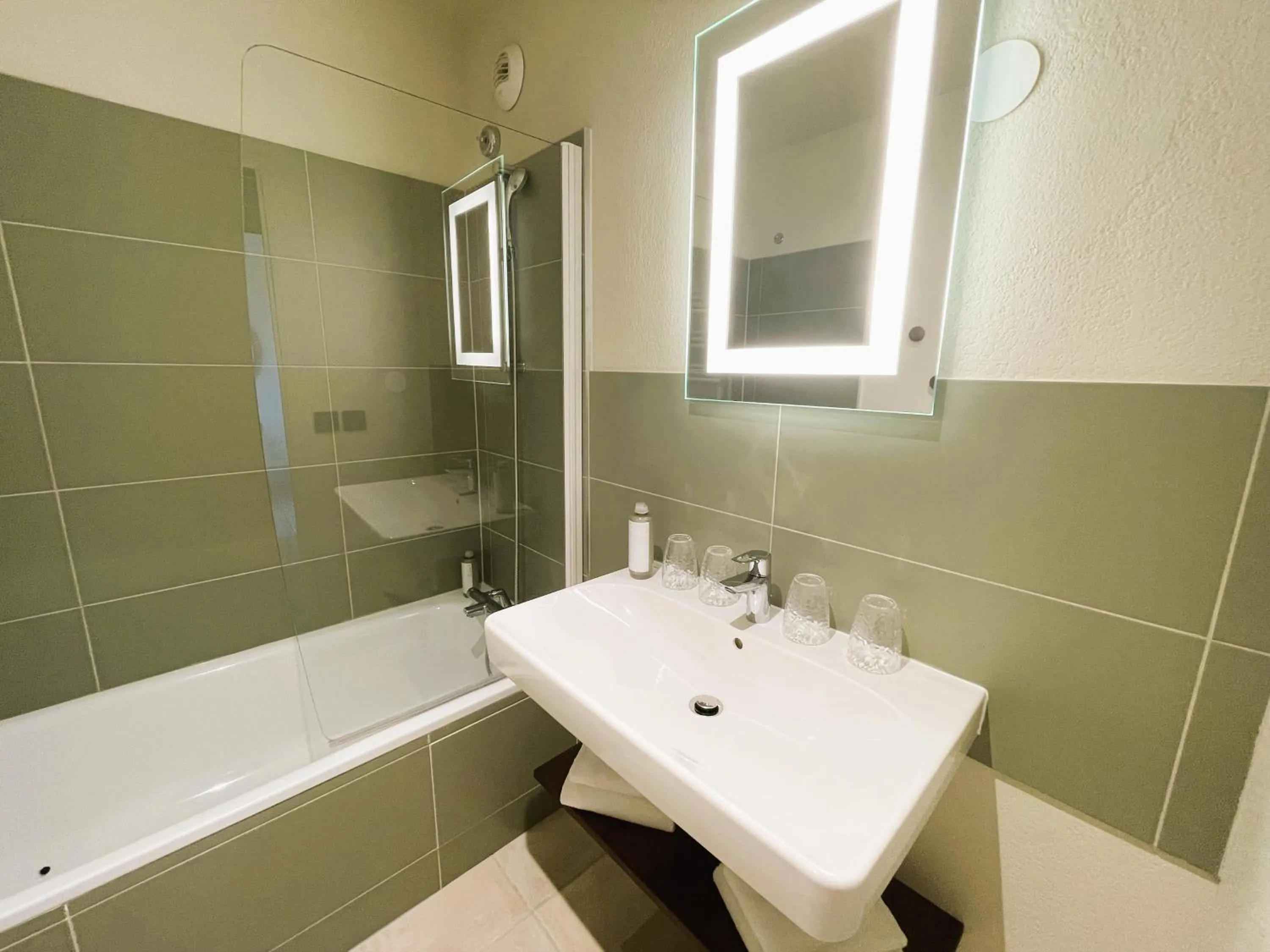 Bathroom in Hôtel Golf Fontcaude