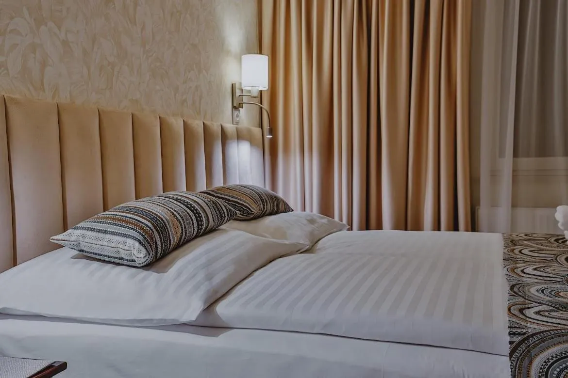 Bed in Willa & DOM-BLACH