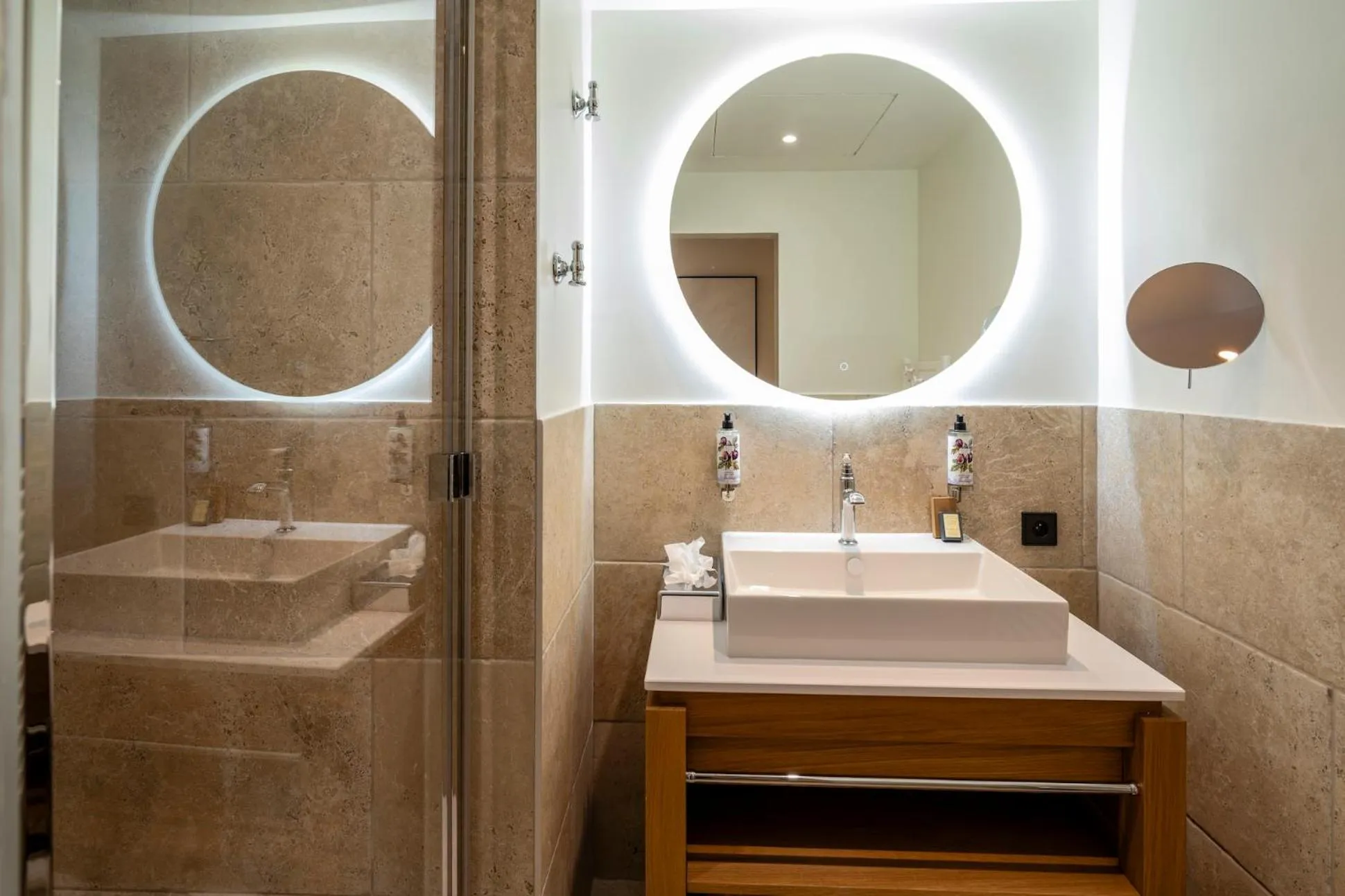 Shower in Hôtel de l'Horloge