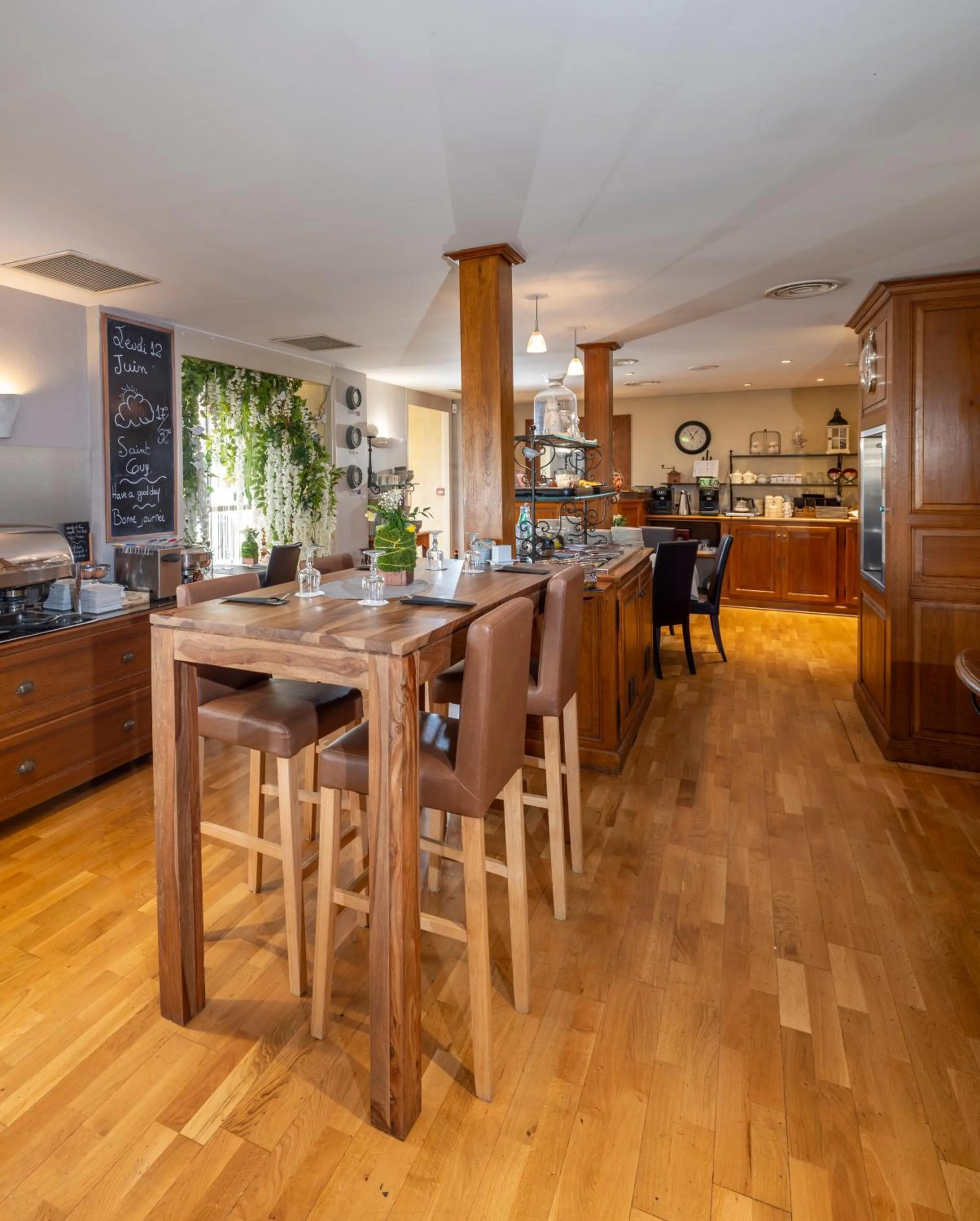 Buffet breakfast in Hôtel de l'Horloge