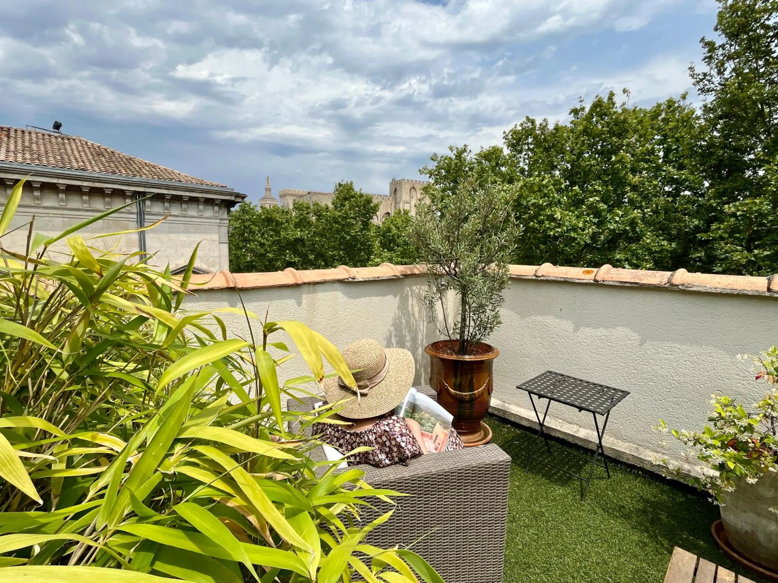 Patio in Hôtel de l'Horloge