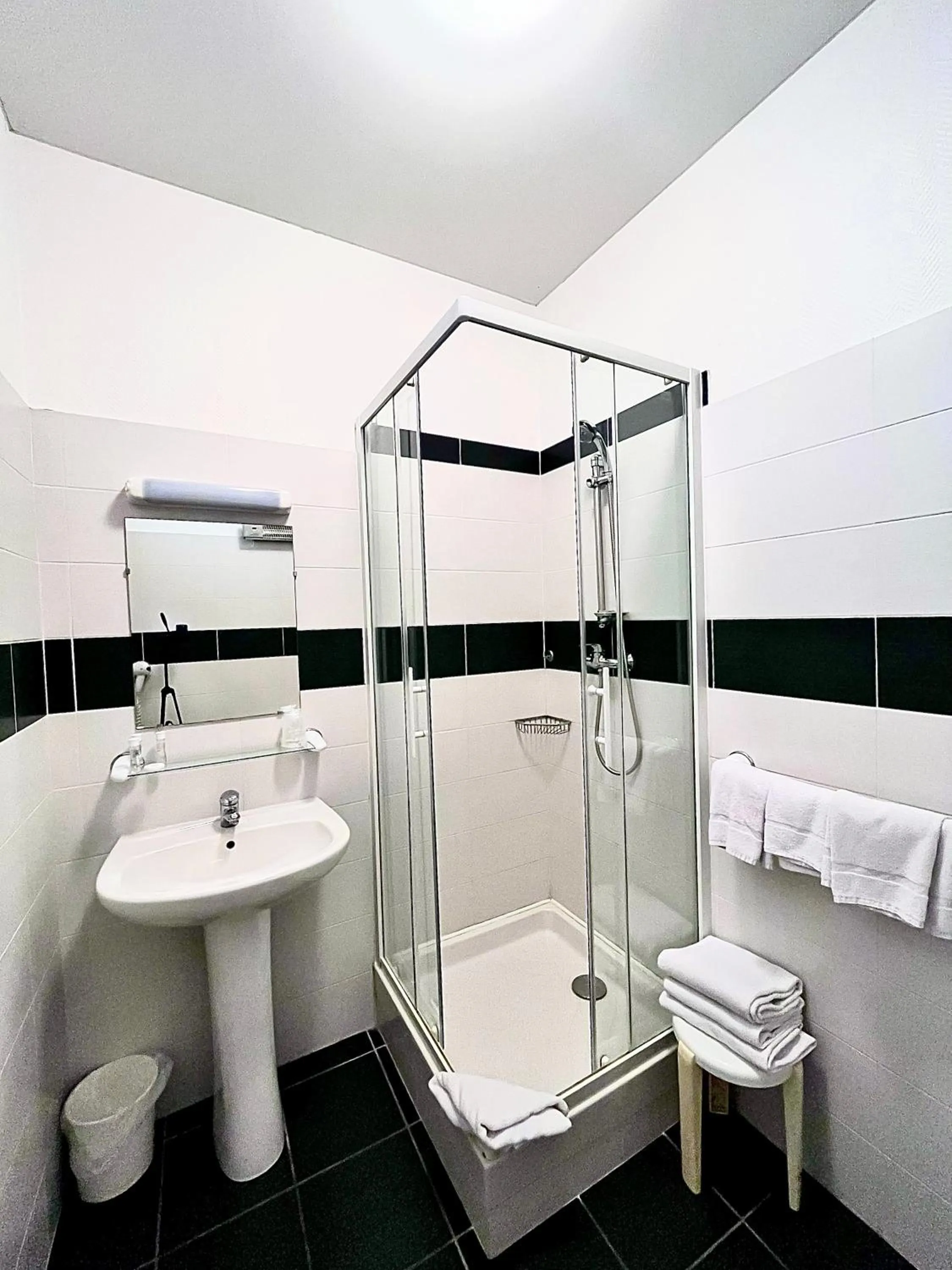 Shower in Le National Sète Centre Gare,Ascenseur