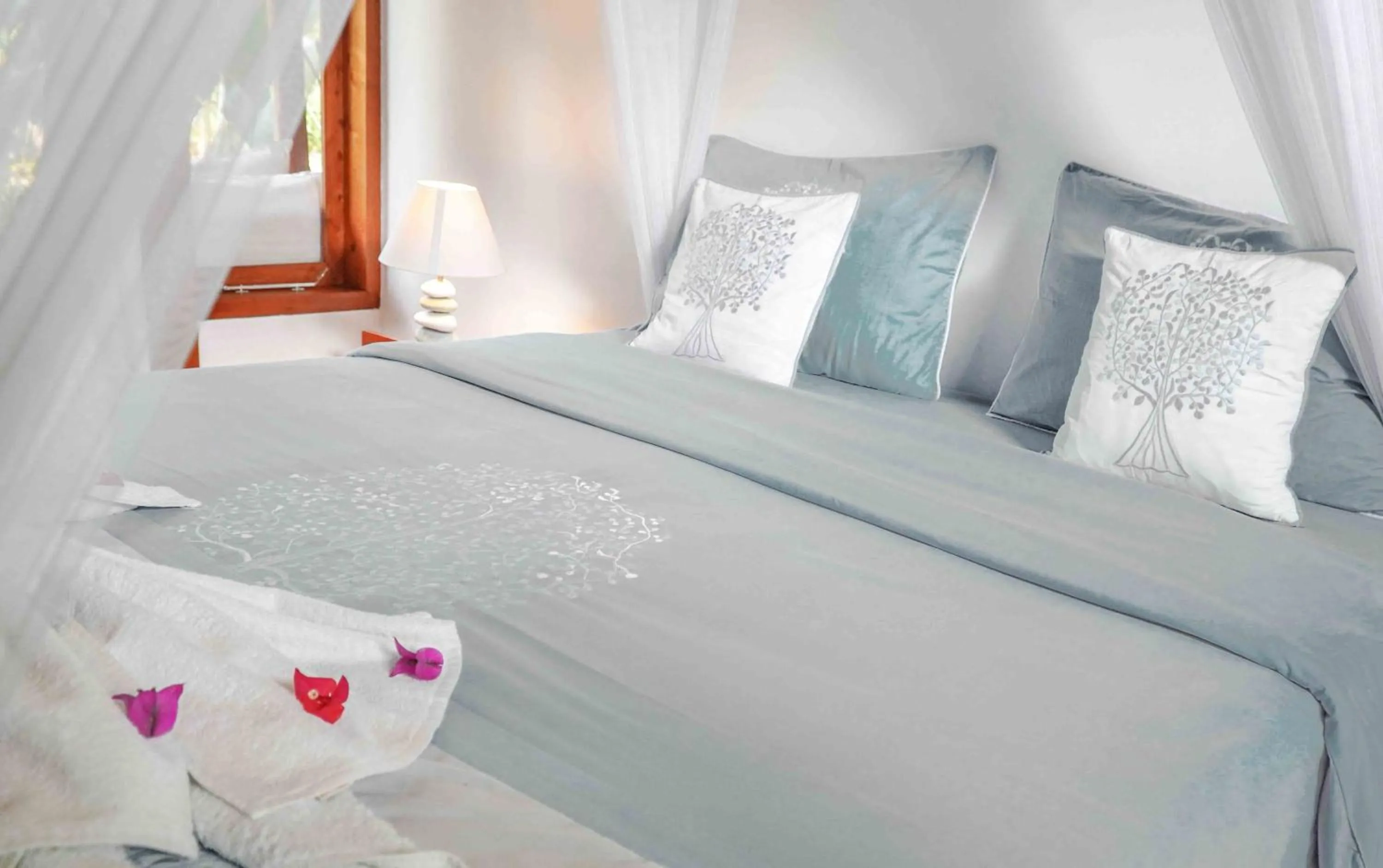 Bed in Lagoona Beach Bungalows - Eco Bungalows Batukaras