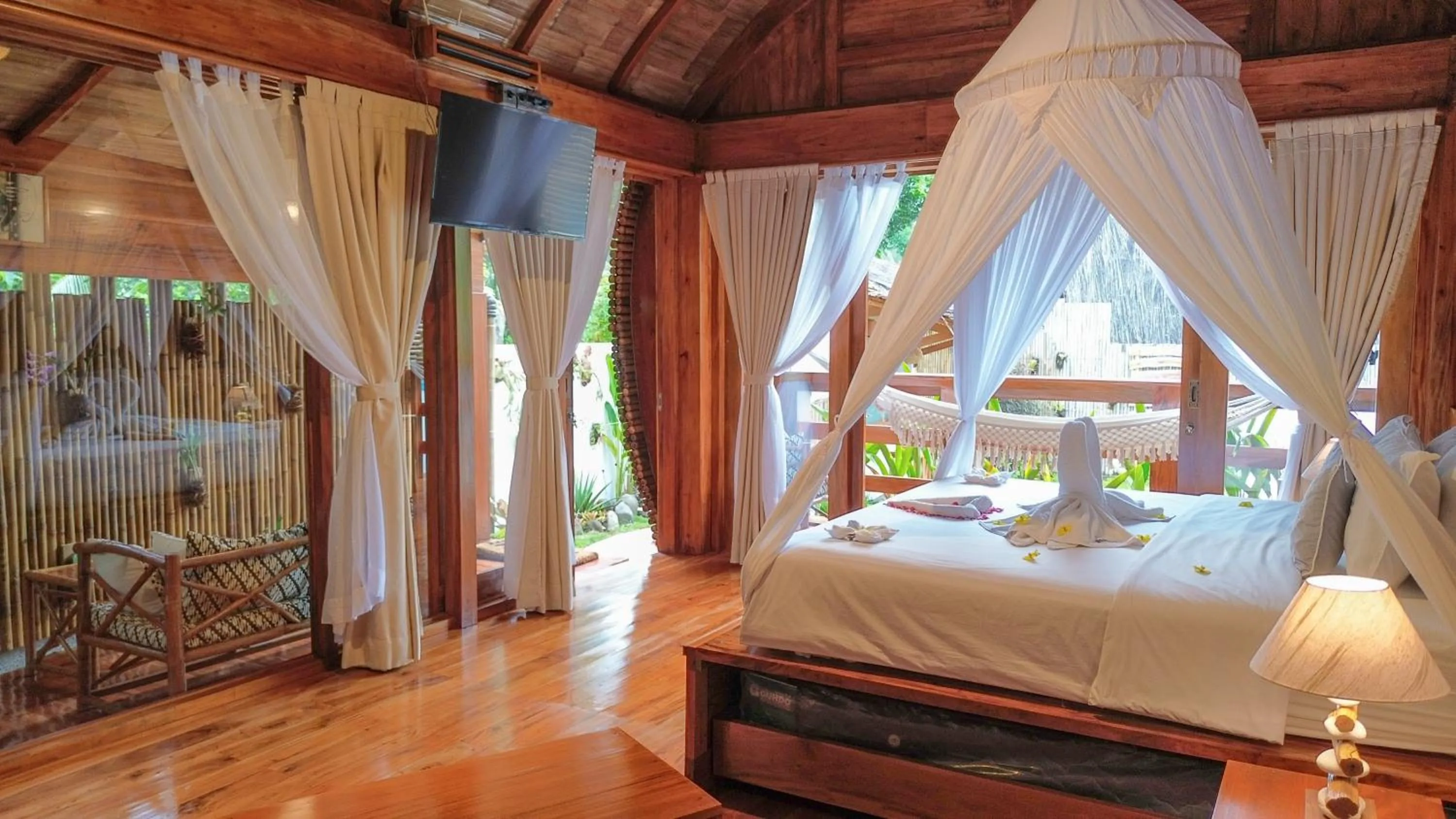 TV and multimedia, Bed in Lagoona Beach Bungalows - Eco Bungalows Batukaras