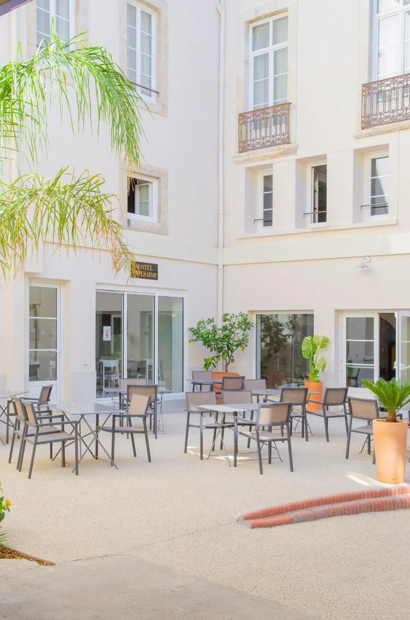Patio in Hôtel IMPERATOR Béziers