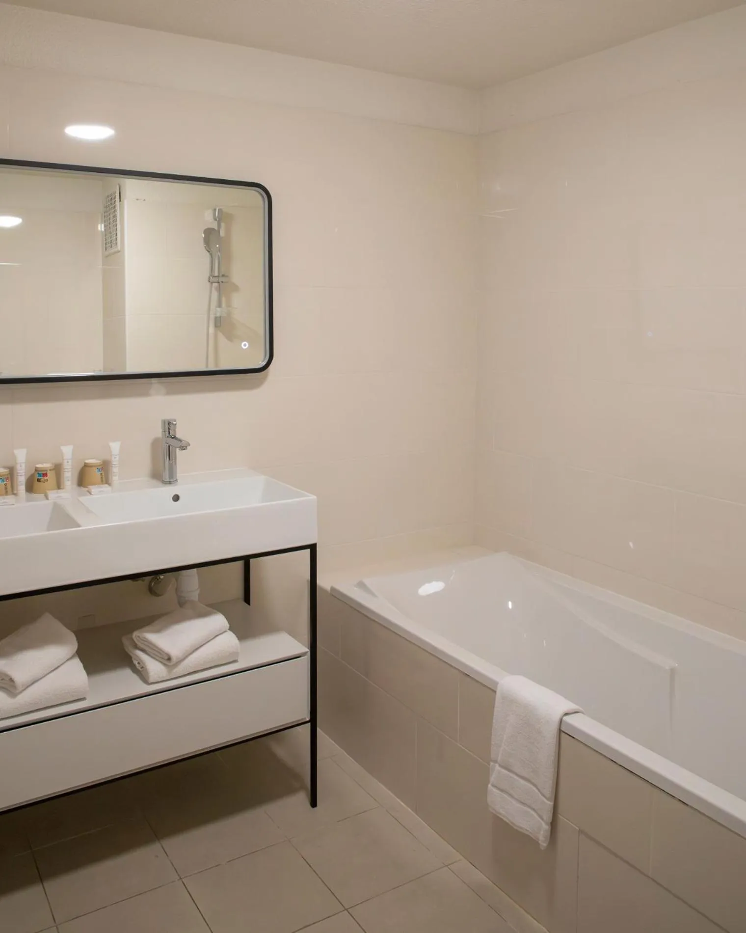 Bathroom in Hôtel IMPERATOR Béziers