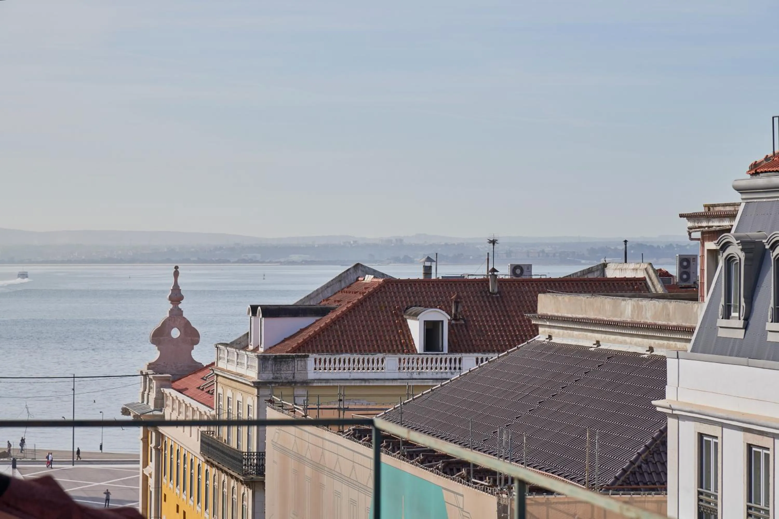360º Rooftop Lisbon and River View