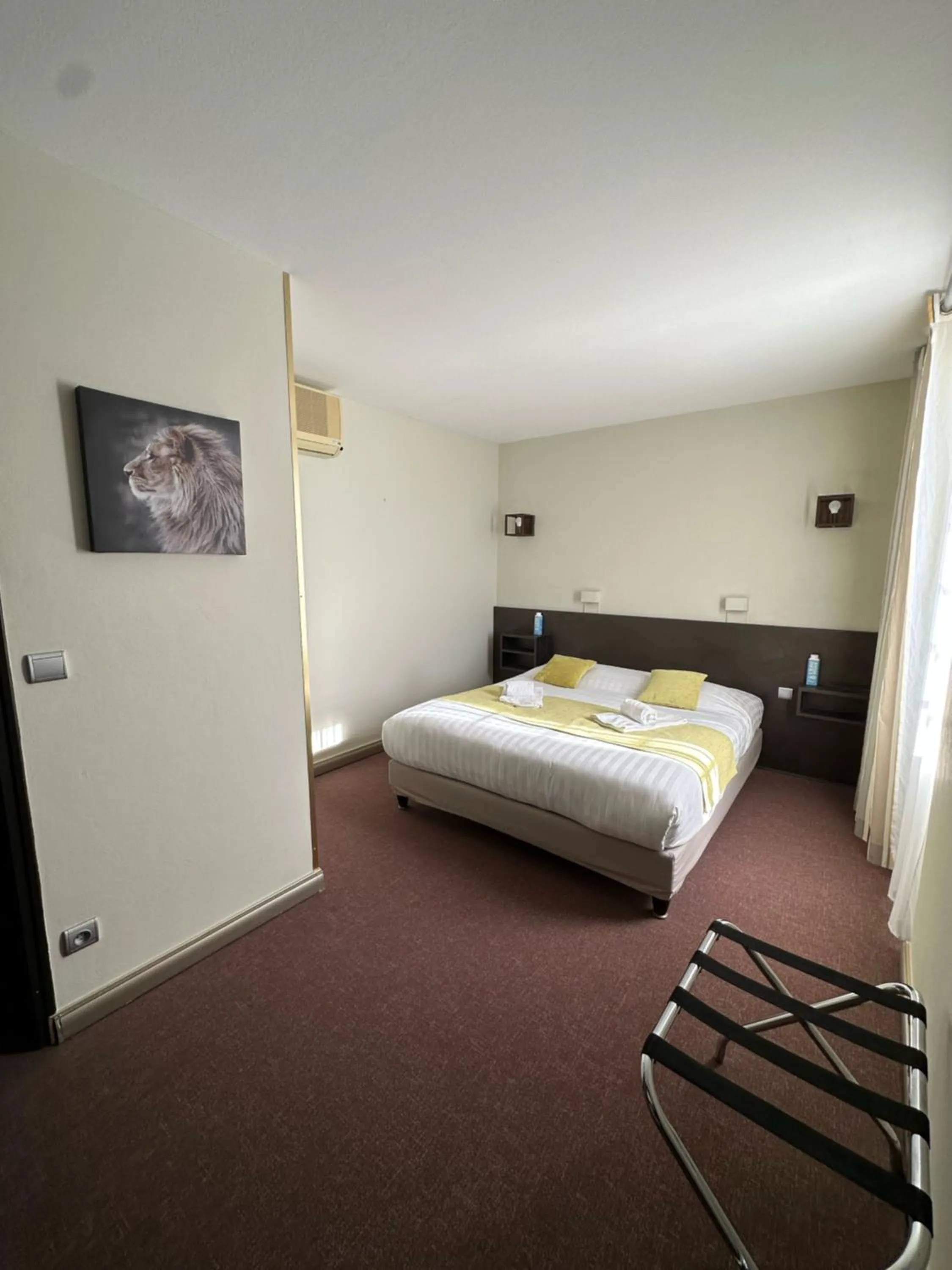 Bedroom, Bed in Logis Hôtels - Hôtel et Restaurant Le Lion d'Or