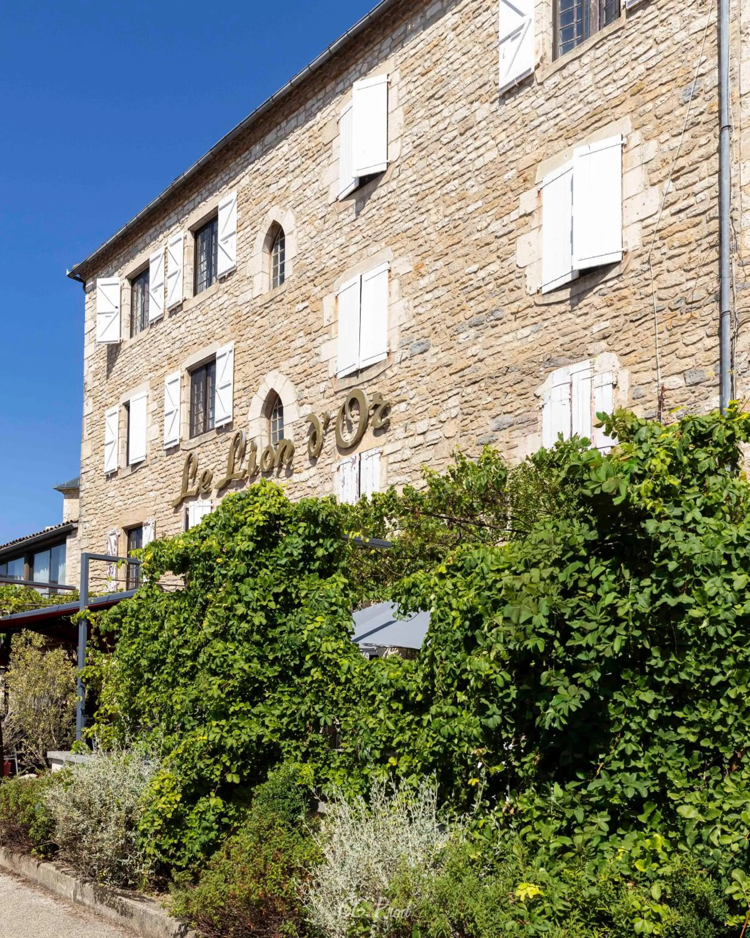 Property building in Logis Hôtels - Hôtel et Restaurant Le Lion d'Or