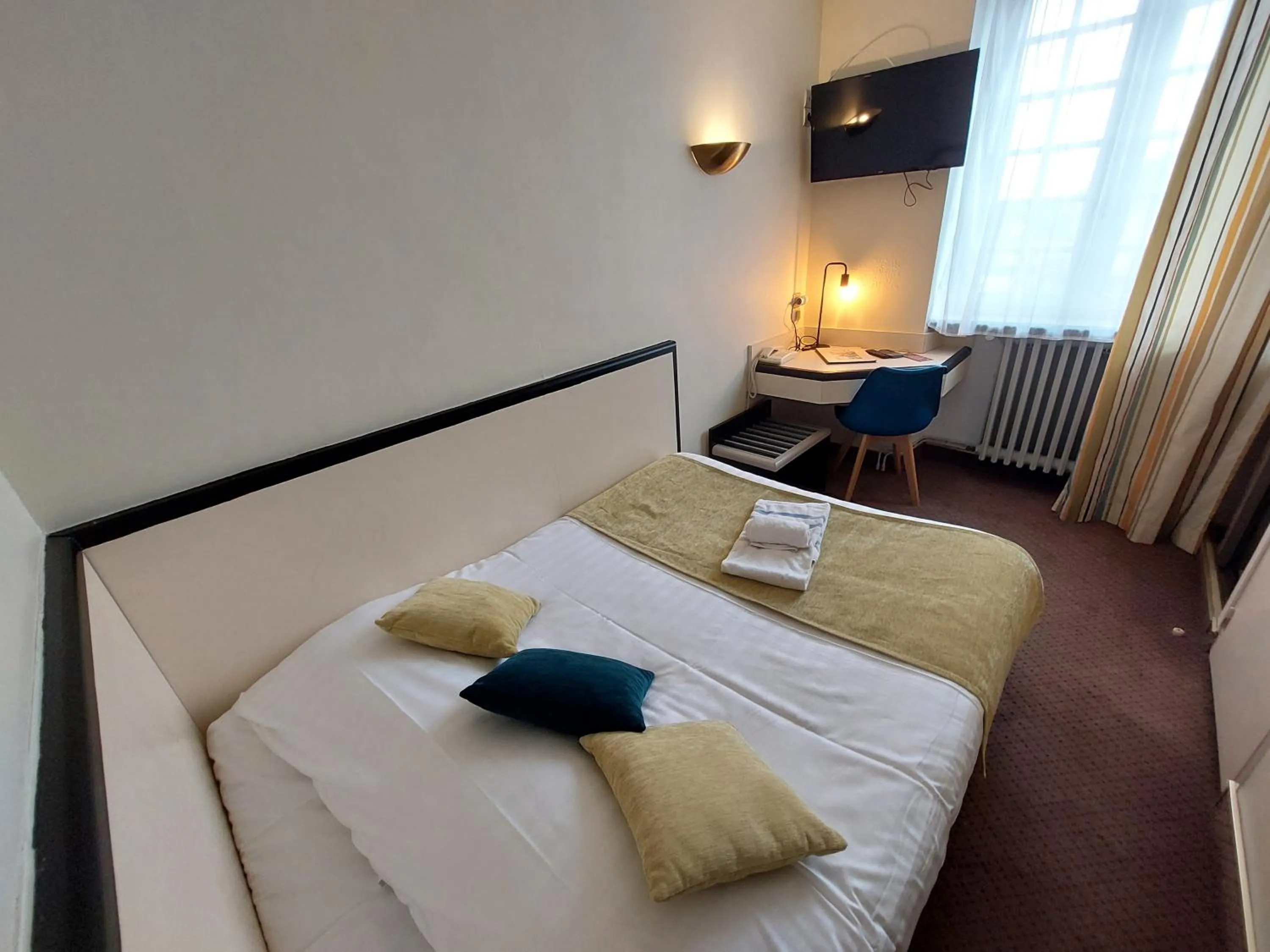 Bedroom, Bed in Logis Hôtels - Hôtel et Restaurant Le Lion d'Or