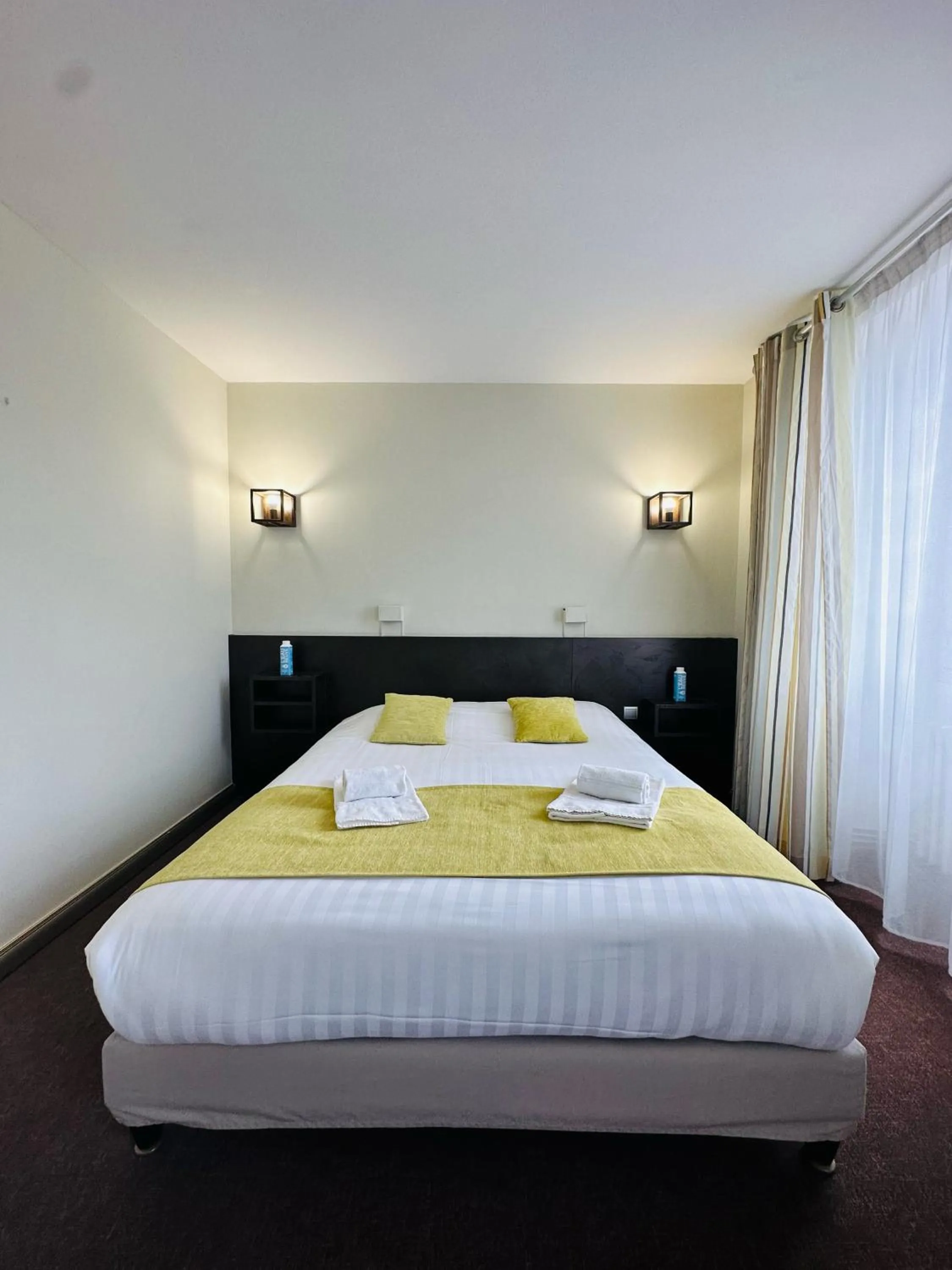 Bedroom, Bed in Logis Hôtels - Hôtel et Restaurant Le Lion d'Or