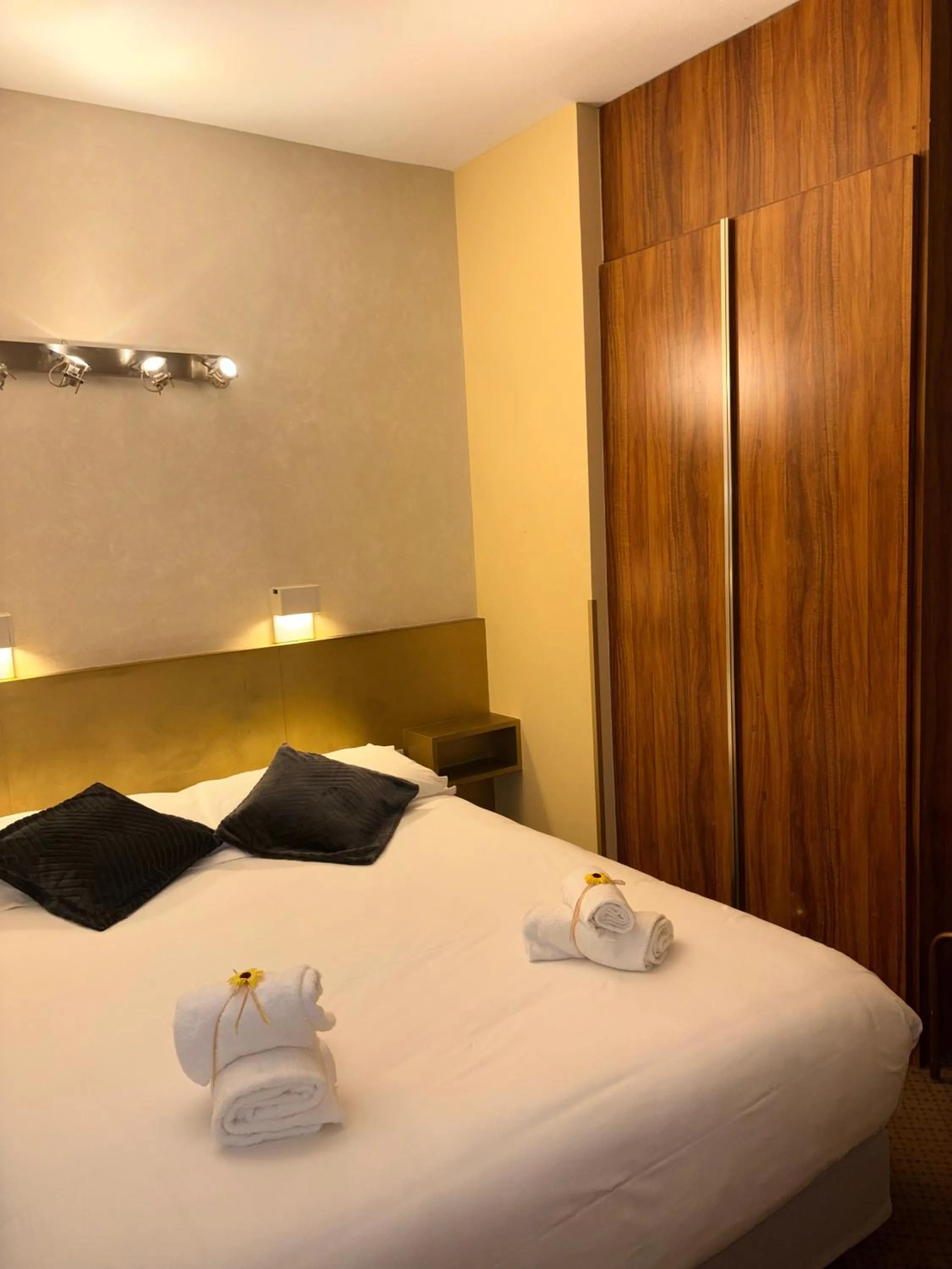 Bed in Logis Hôtels - Hôtel et Restaurant Le Lion d'Or