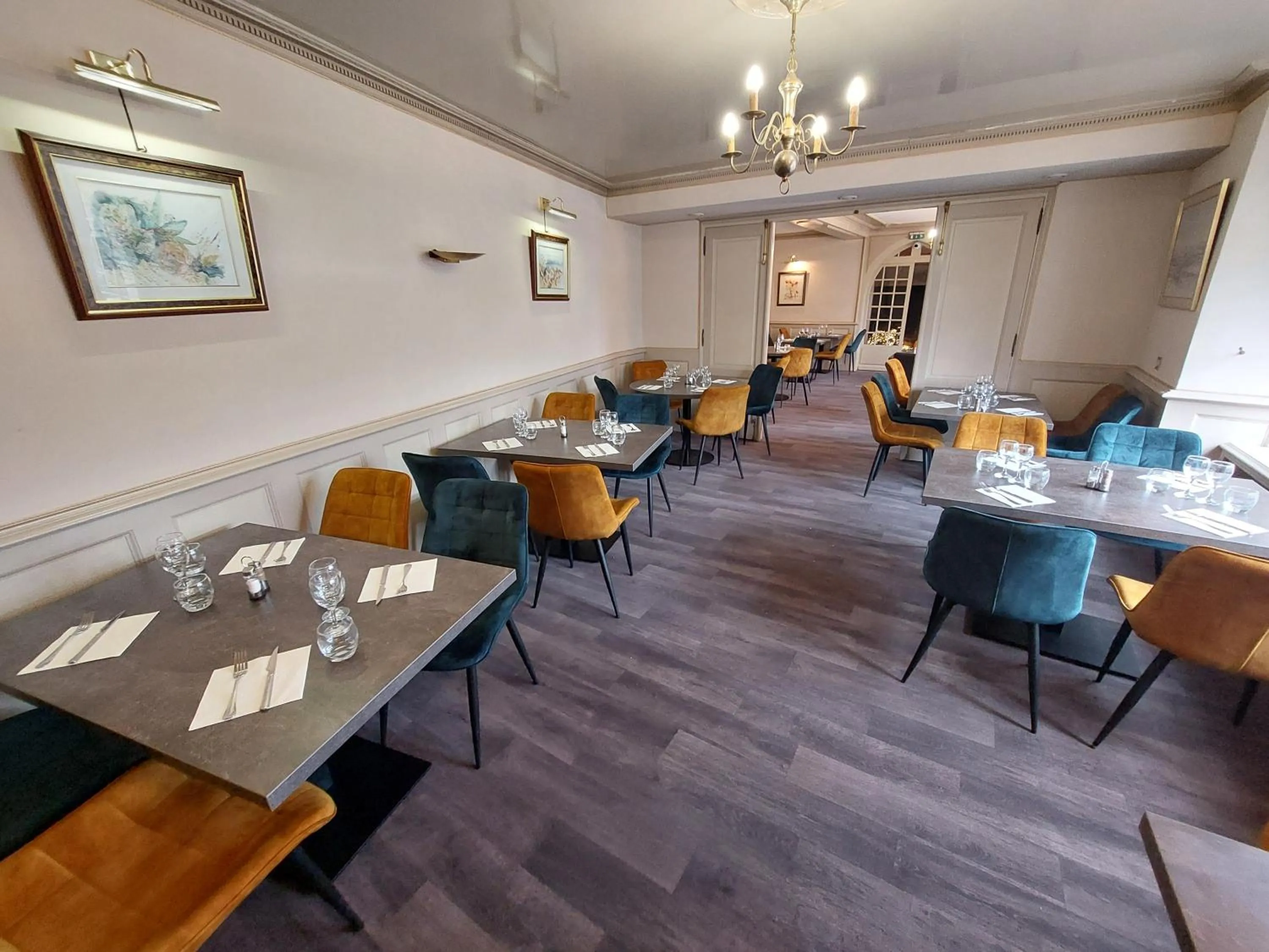 Restaurant/places to eat in Logis Hôtels - Hôtel et Restaurant Le Lion d'Or