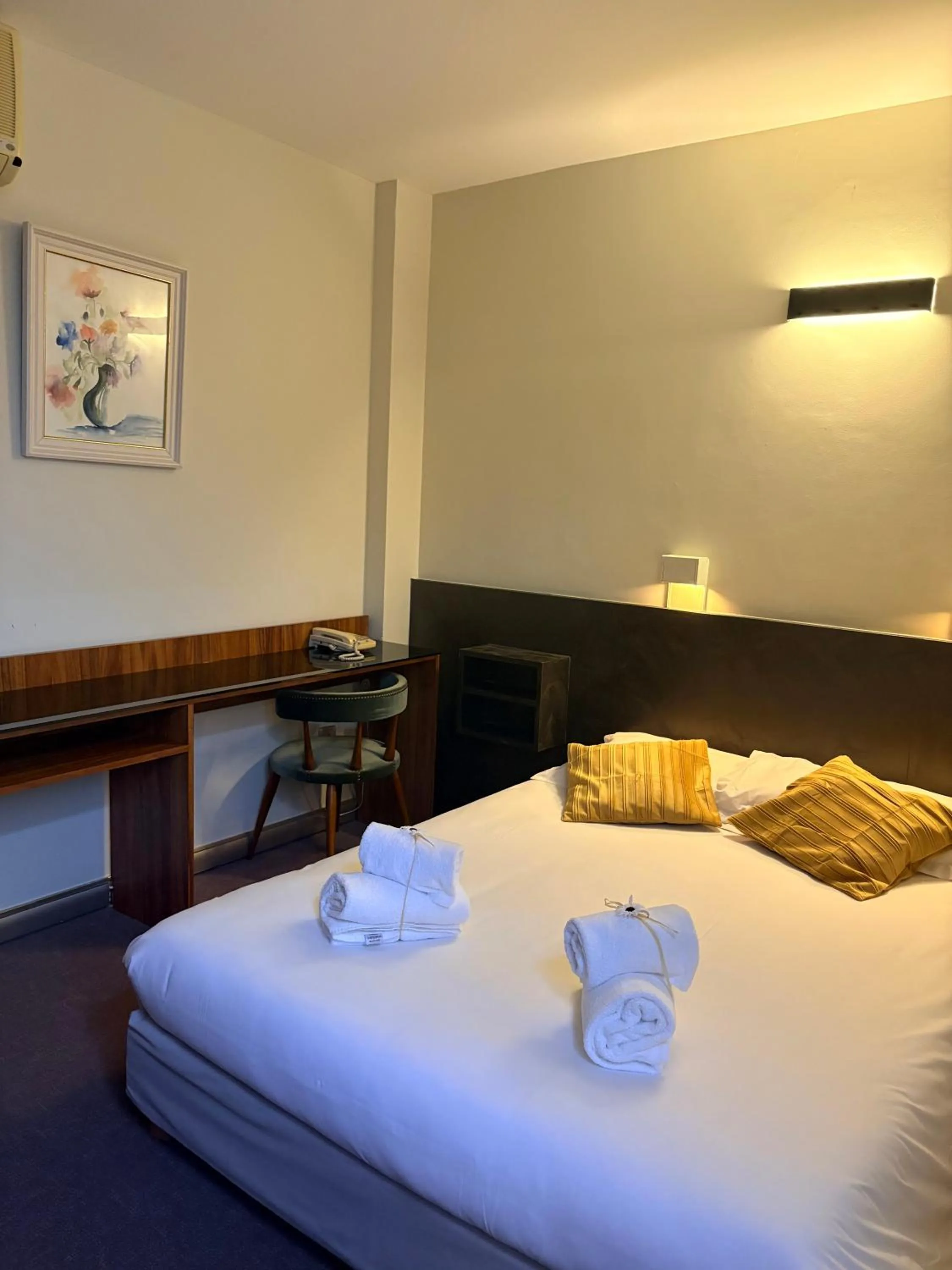 Bed in Logis Hôtels - Hôtel et Restaurant Le Lion d'Or