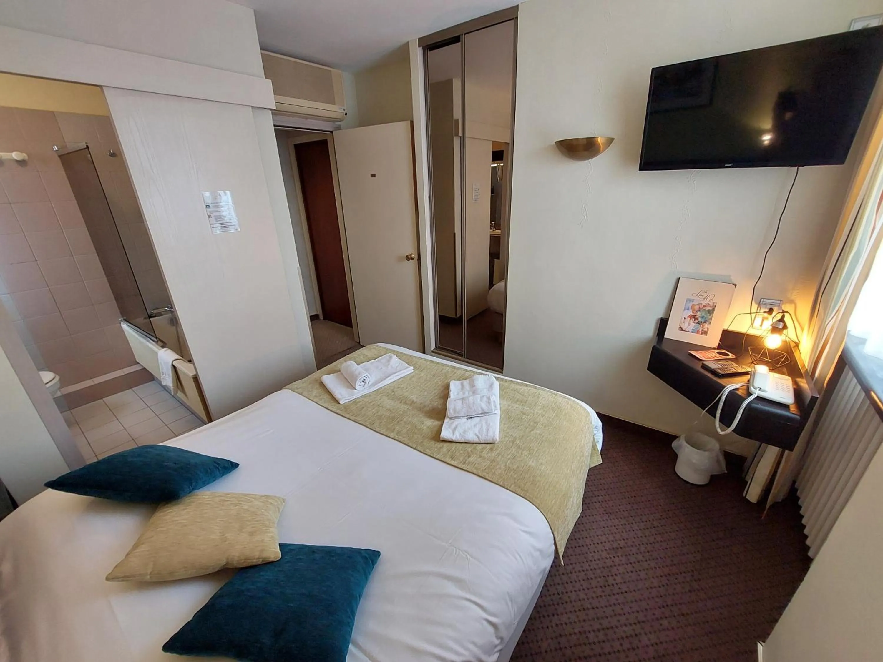 Photo of the whole room, Bed in Logis Hôtels - Hôtel et Restaurant Le Lion d'Or