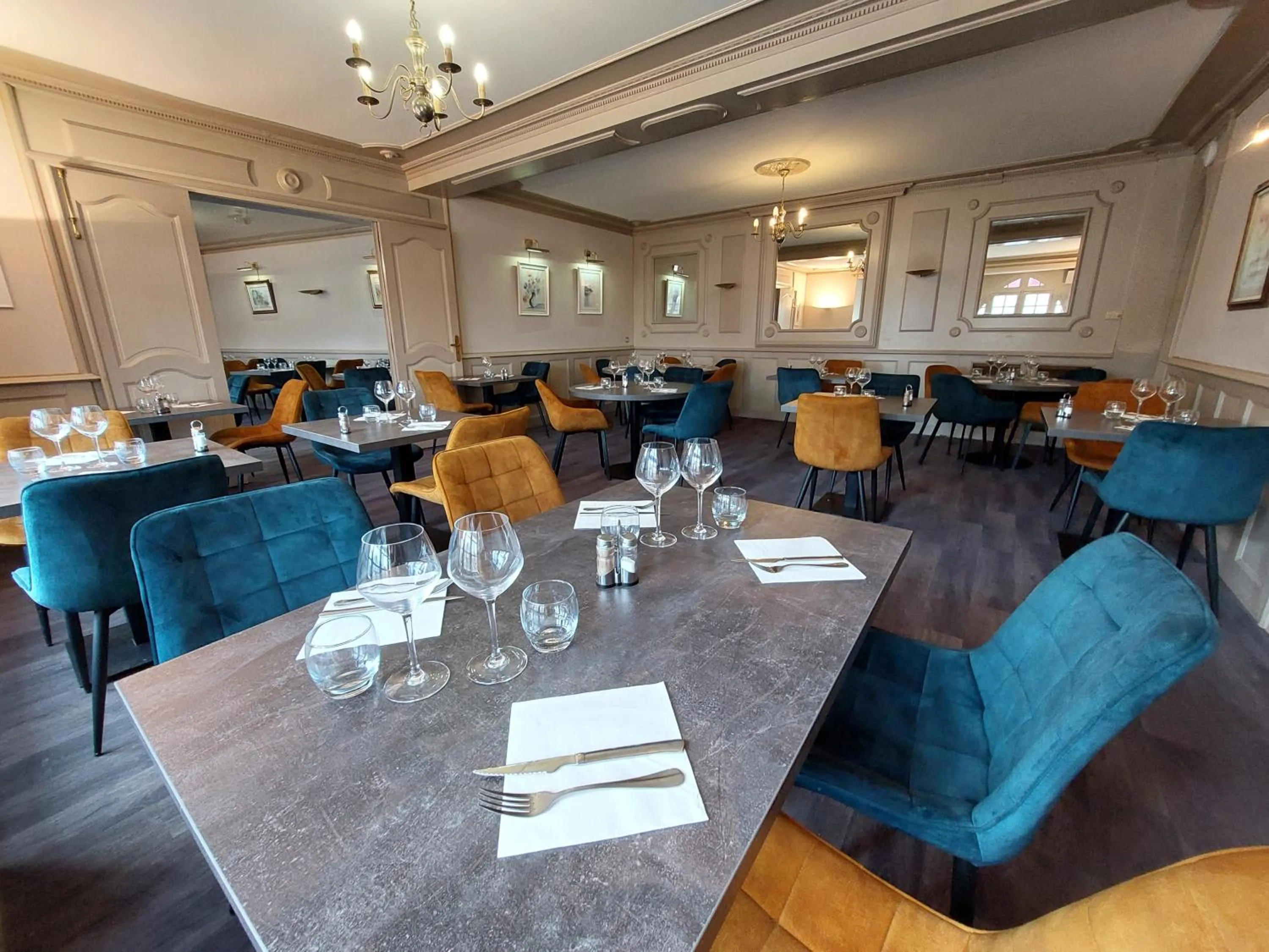 Restaurant/places to eat in Logis Hôtels - Hôtel et Restaurant Le Lion d'Or