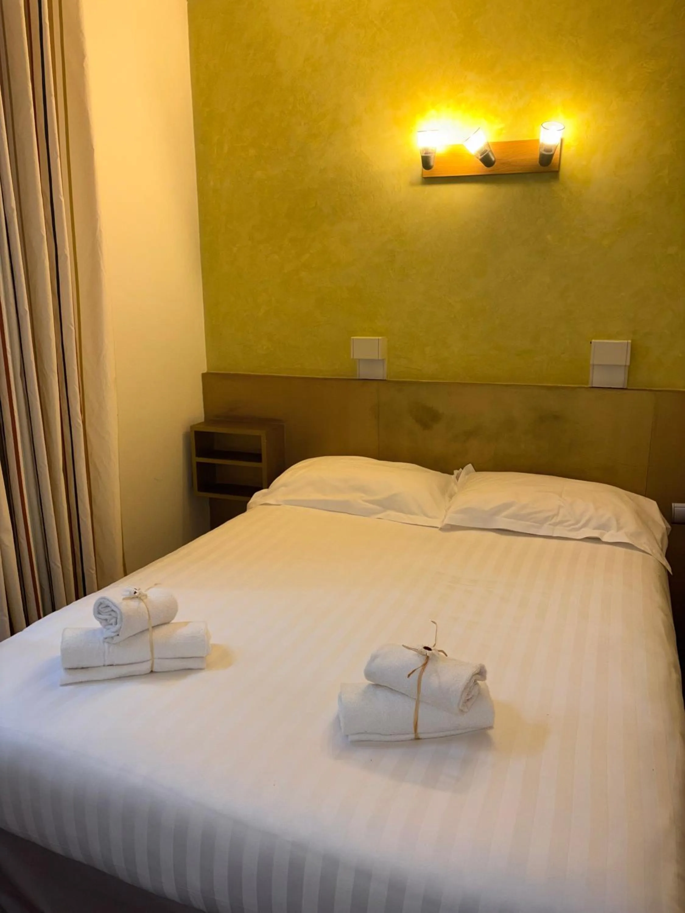 Bed in Logis Hôtels - Hôtel et Restaurant Le Lion d'Or