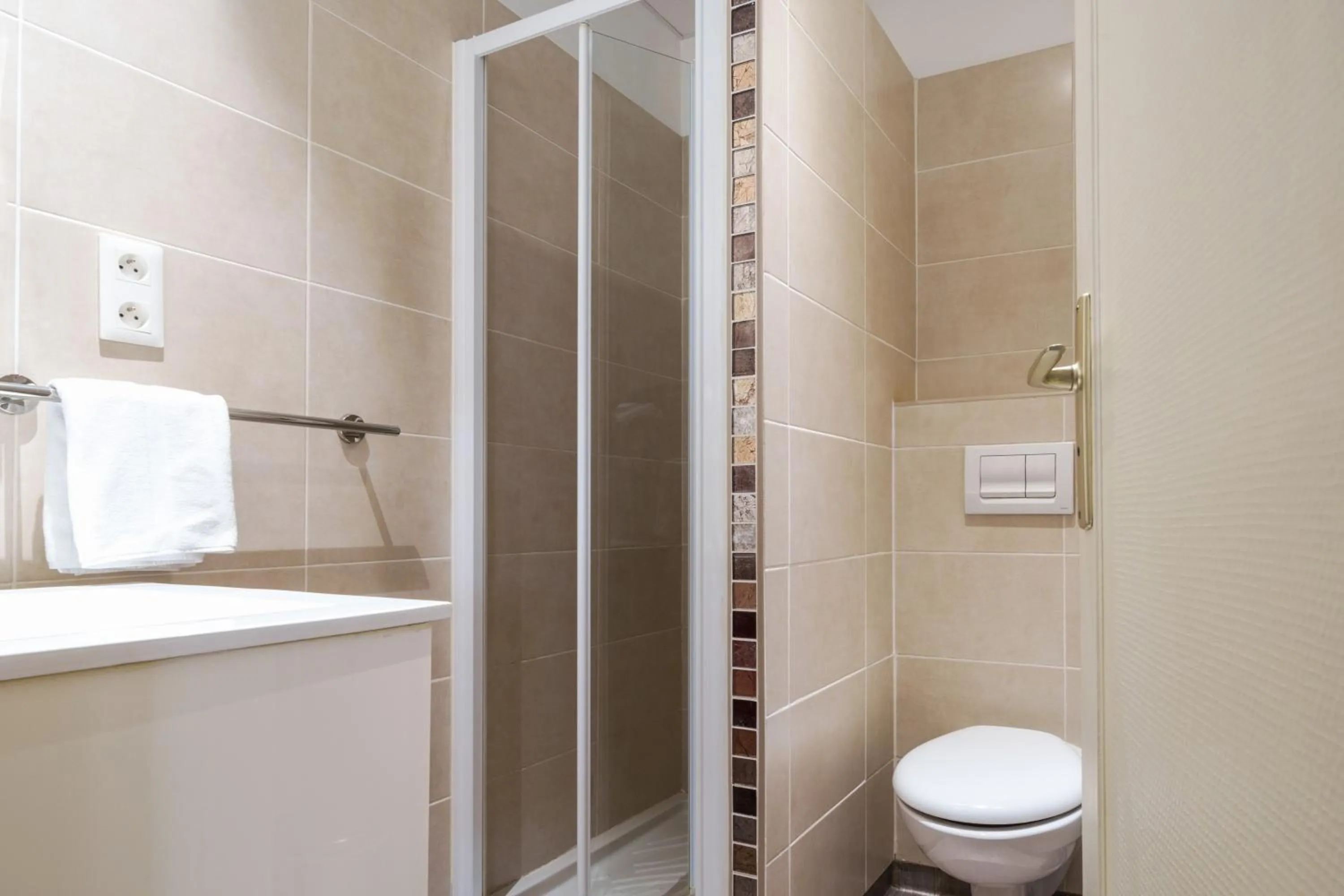 Bathroom in The Originals Boutique, Hôtel Le George , Loches