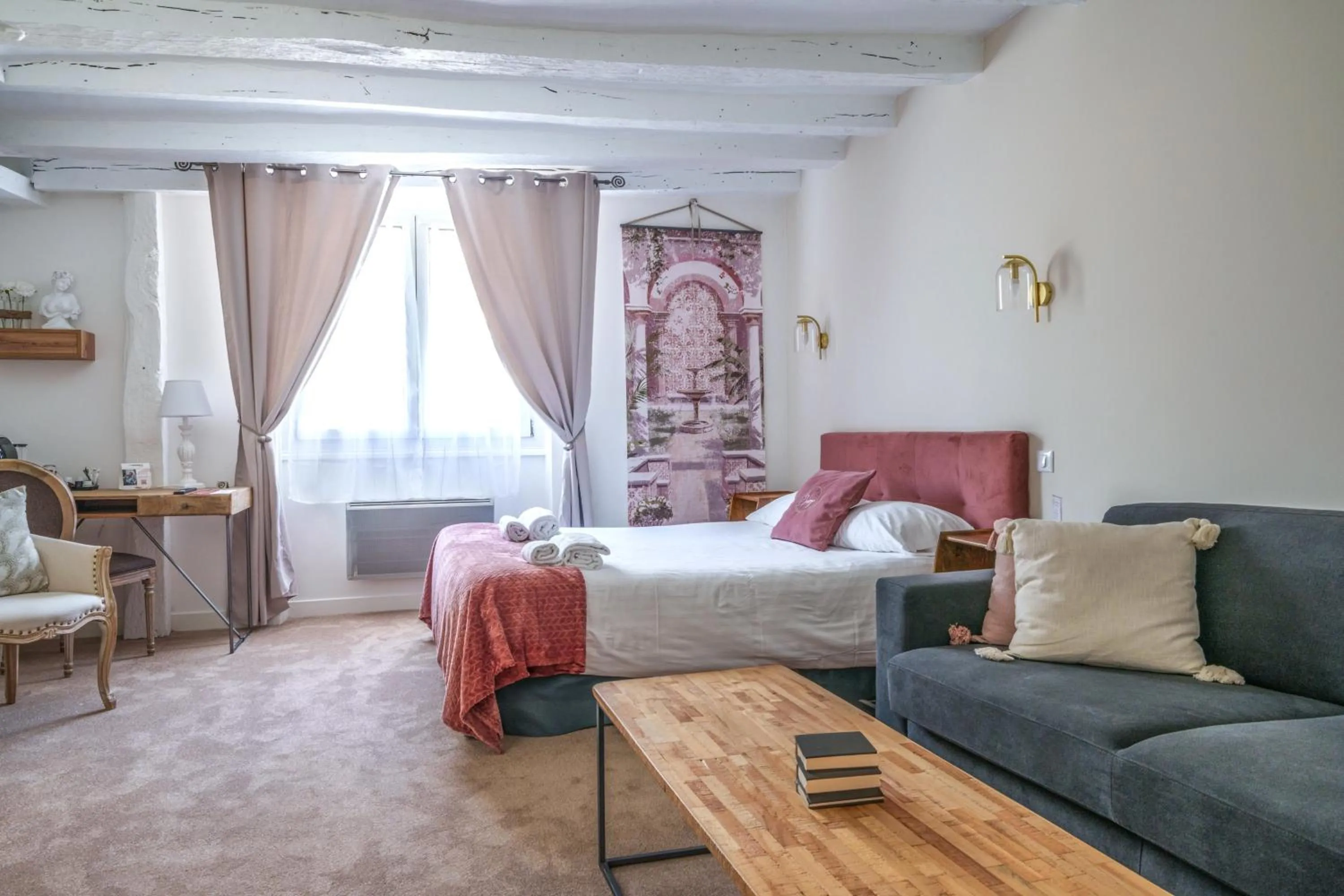 Photo of the whole room, Bed in The Originals Boutique, Hôtel Le George , Loches