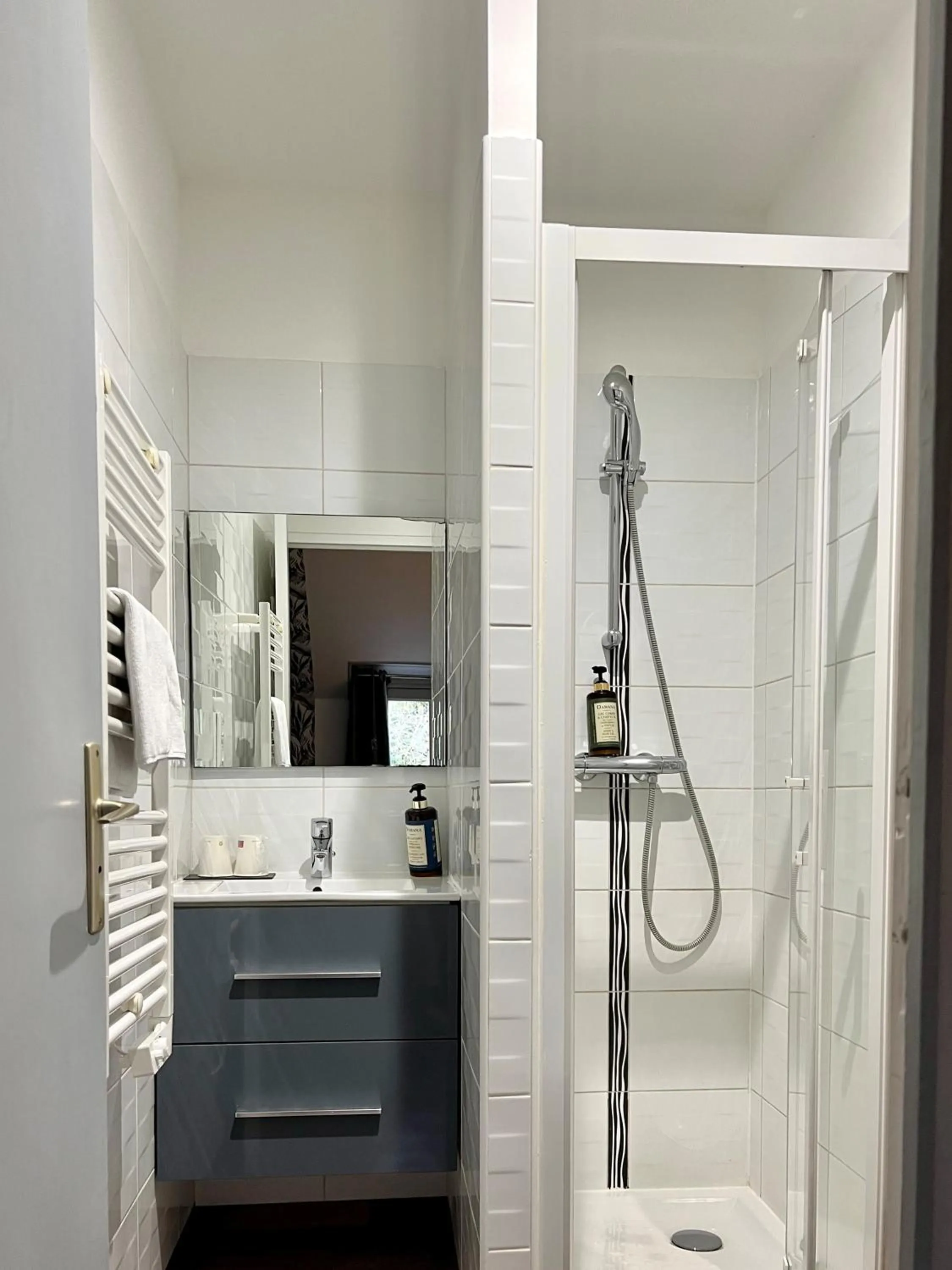 Bathroom in The Originals Boutique, Hôtel Le George , Loches