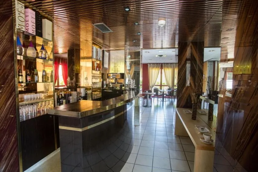 Lounge or bar in Le Médicis