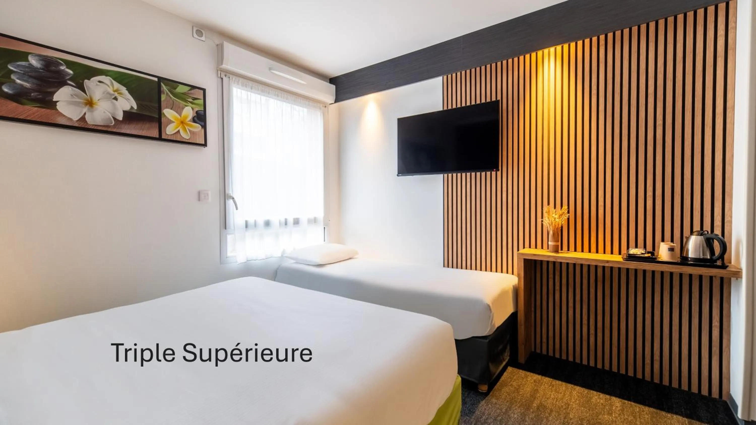 Property building, Bed in Kyriad Direct Limoges Nord