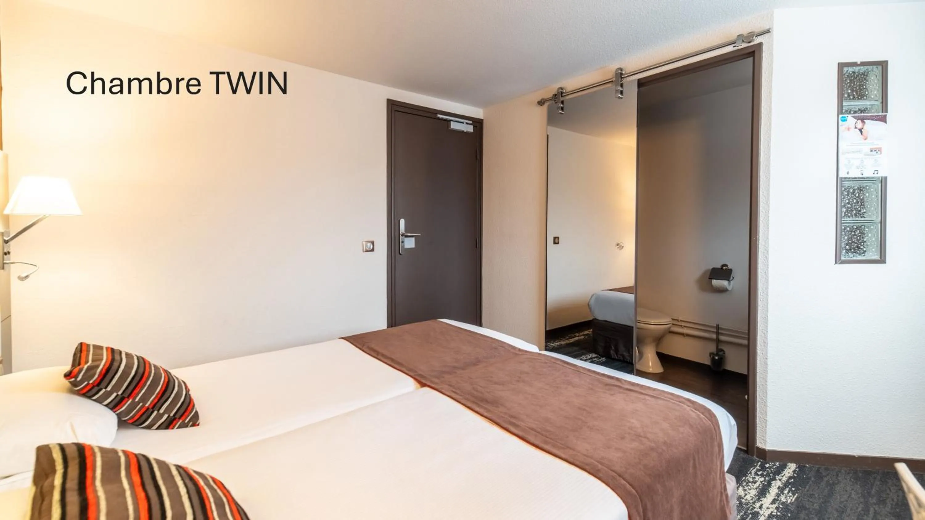 Property building, Bed in Kyriad Direct Limoges Nord