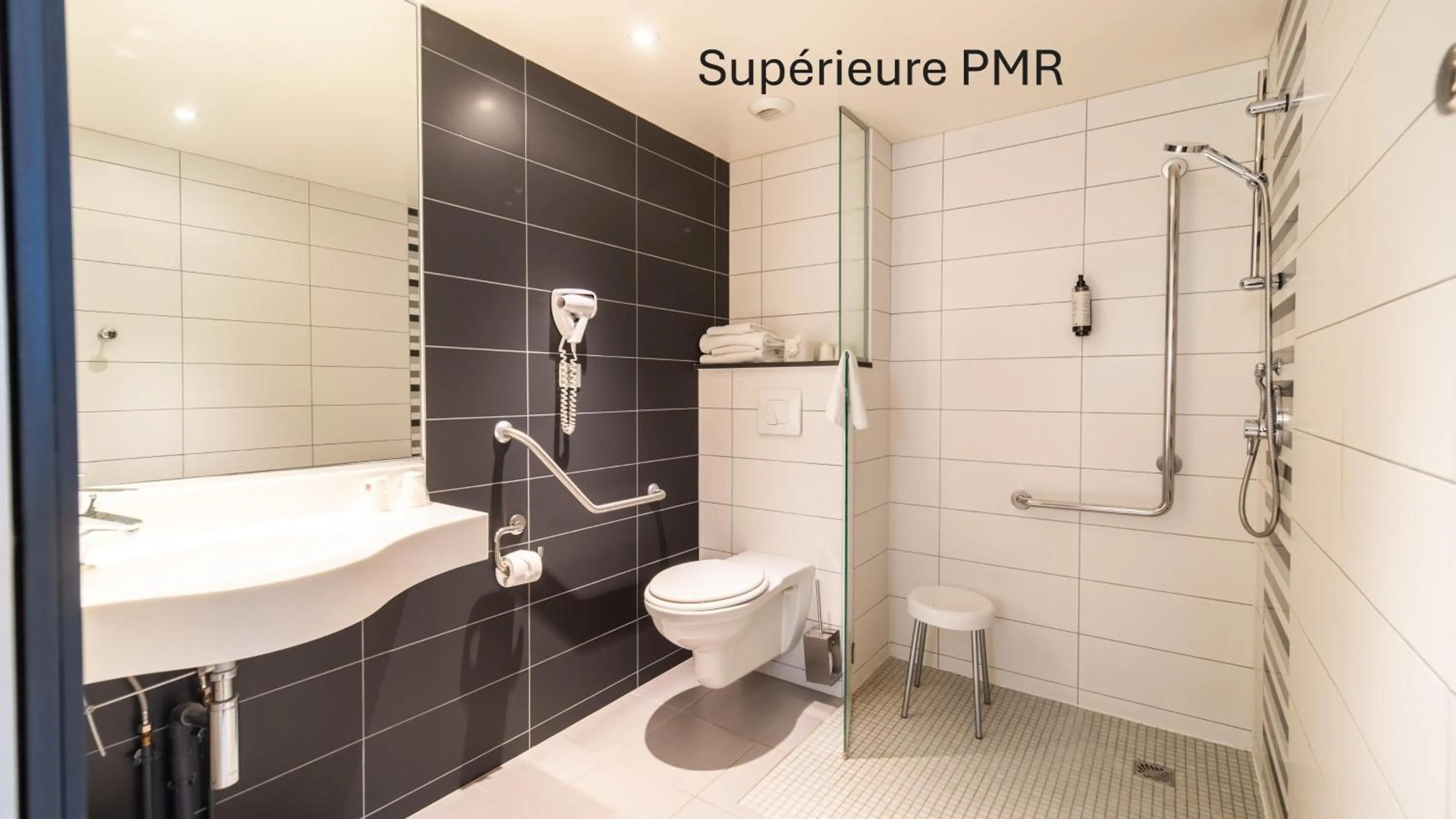 Shower in Kyriad Direct Limoges Nord