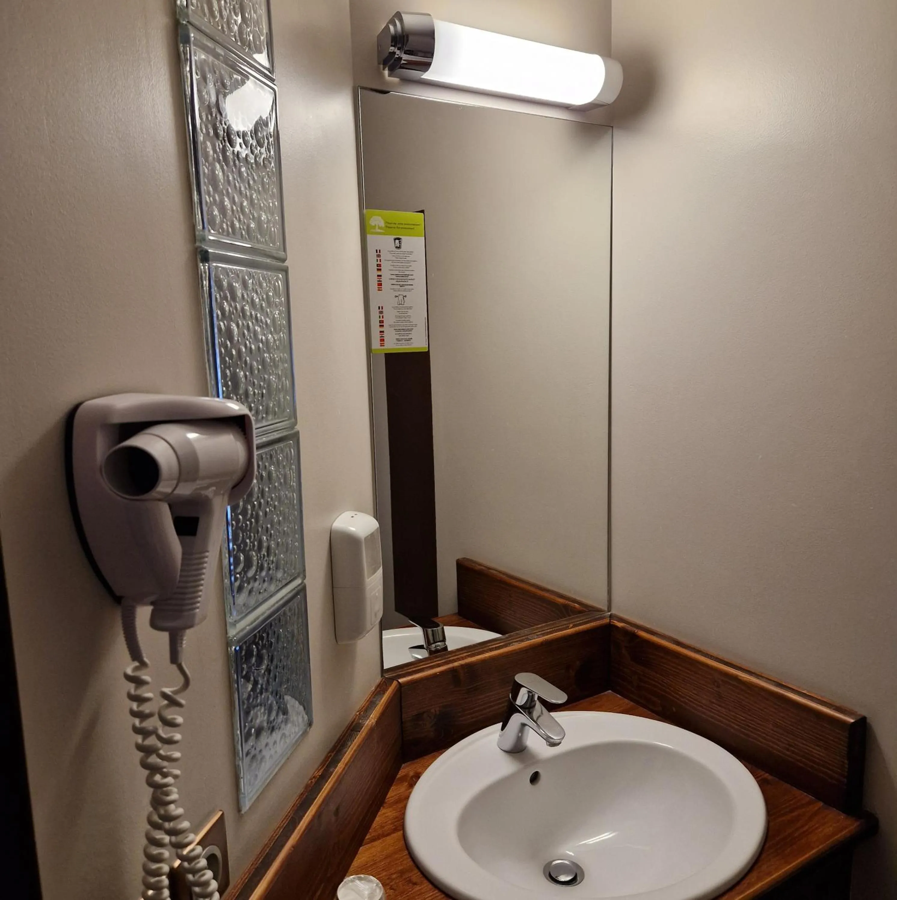 Bathroom in Kyriad Direct Limoges Nord