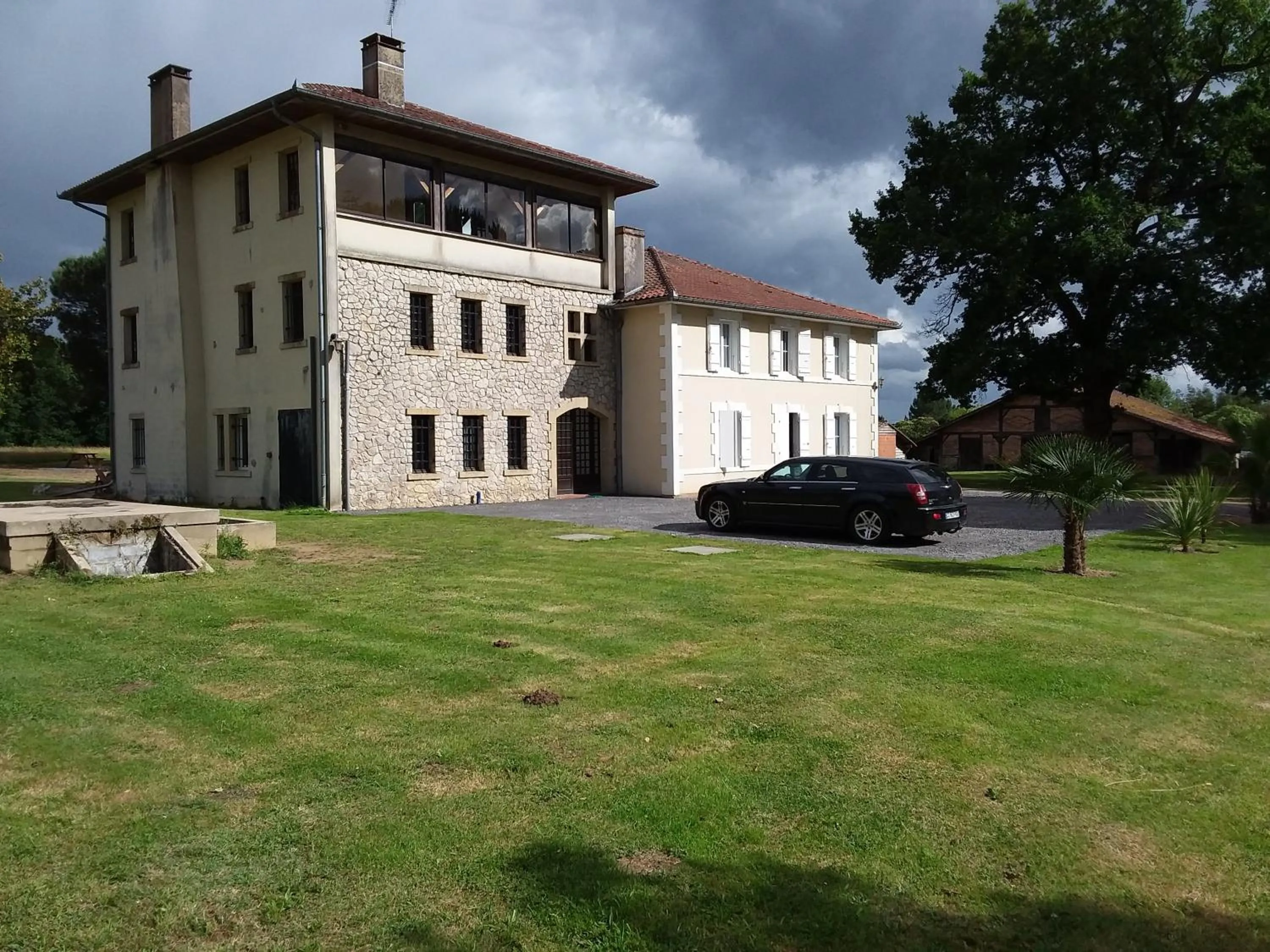 Facade/entrance in maison d'hôtes labastide