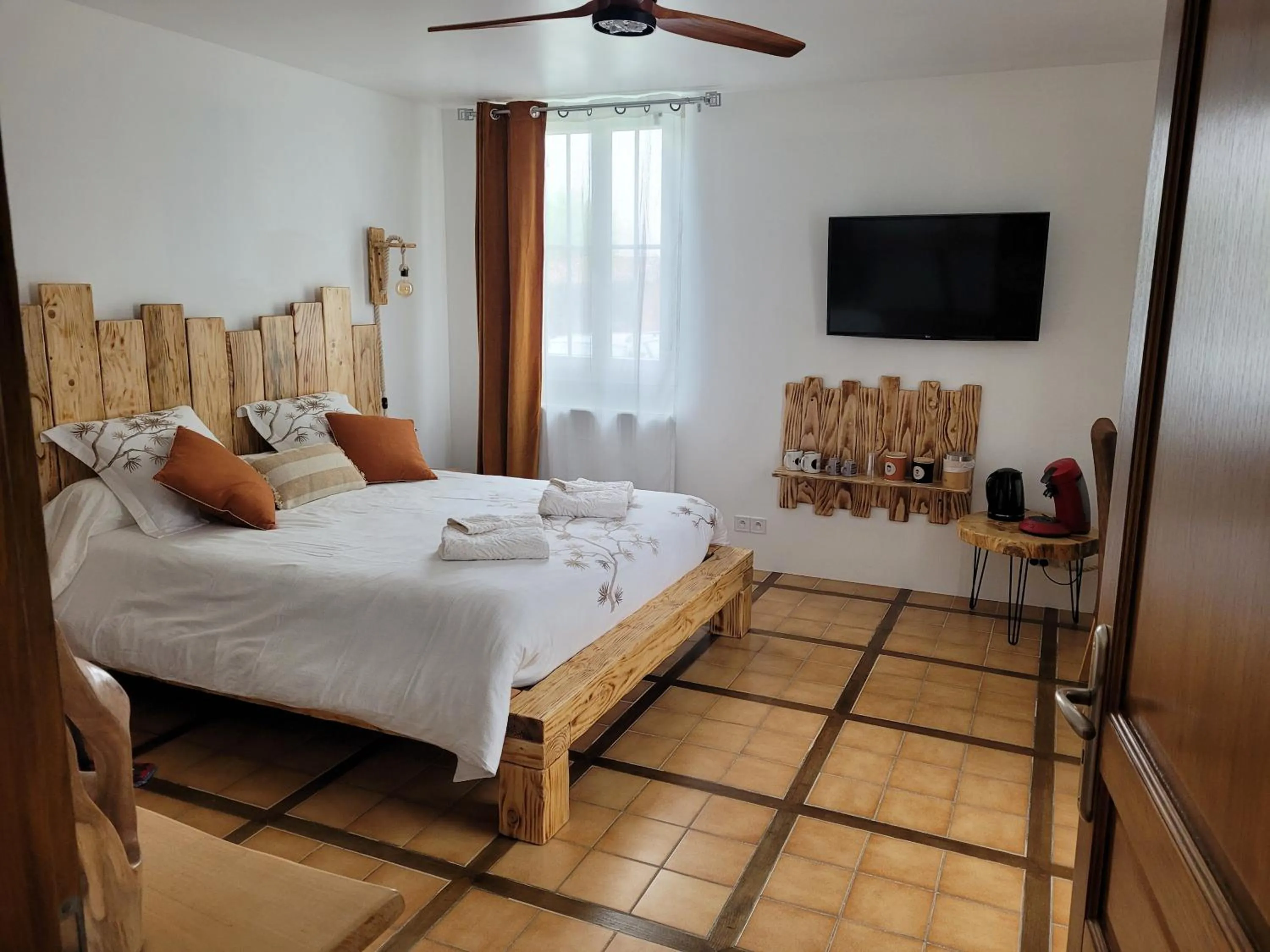 Property building, Bed in maison d'hôtes labastide