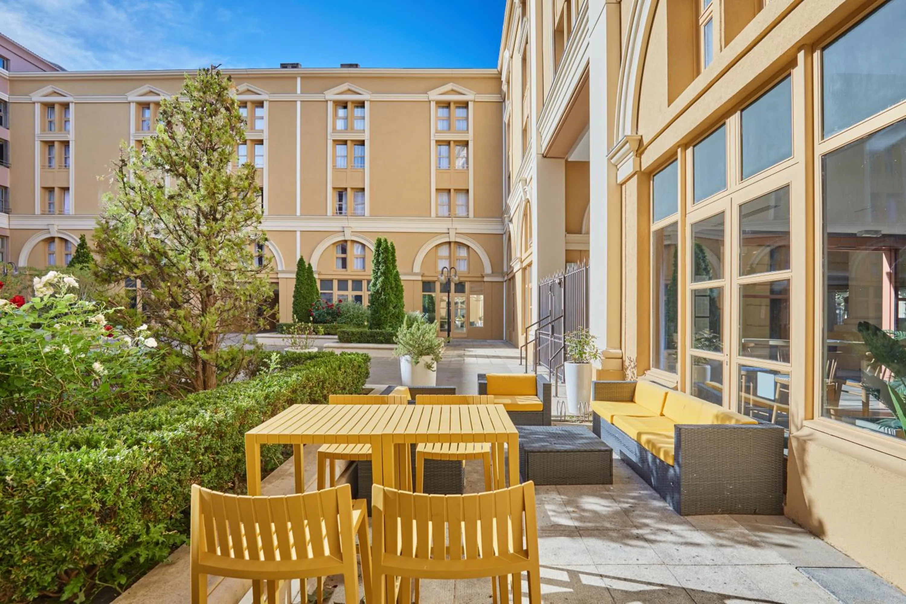 Patio in Appart Hotel Odalys City Aix en Provence L'Atrium