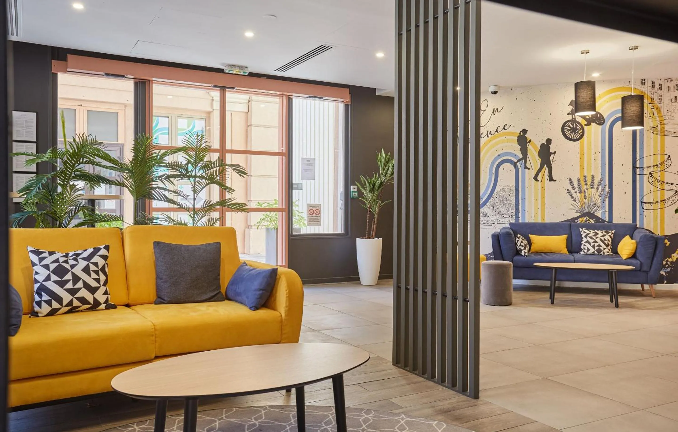 Lobby or reception in Appart Hotel Odalys City Aix en Provence L'Atrium