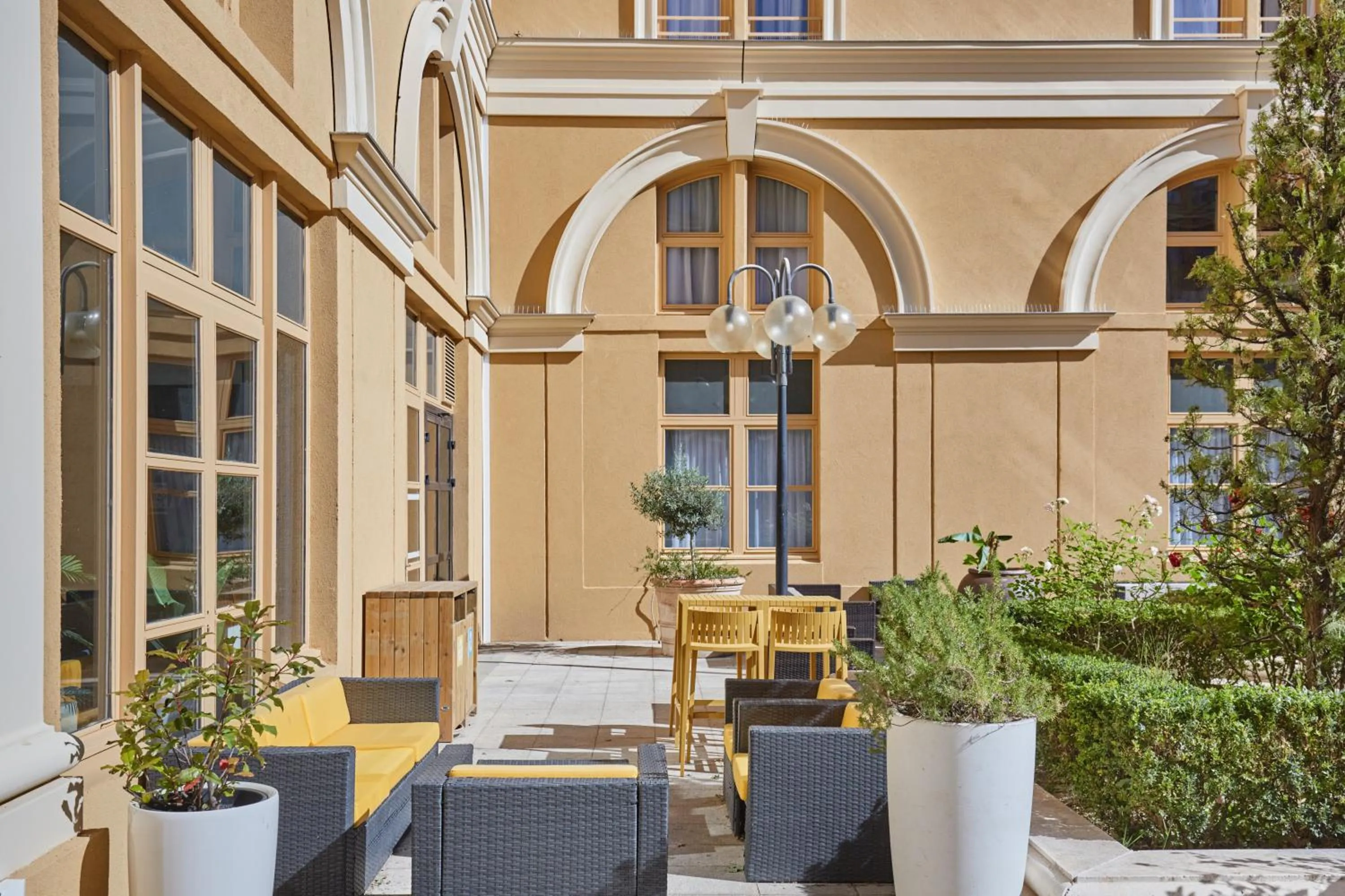 Patio in Appart Hotel Odalys City Aix en Provence L'Atrium