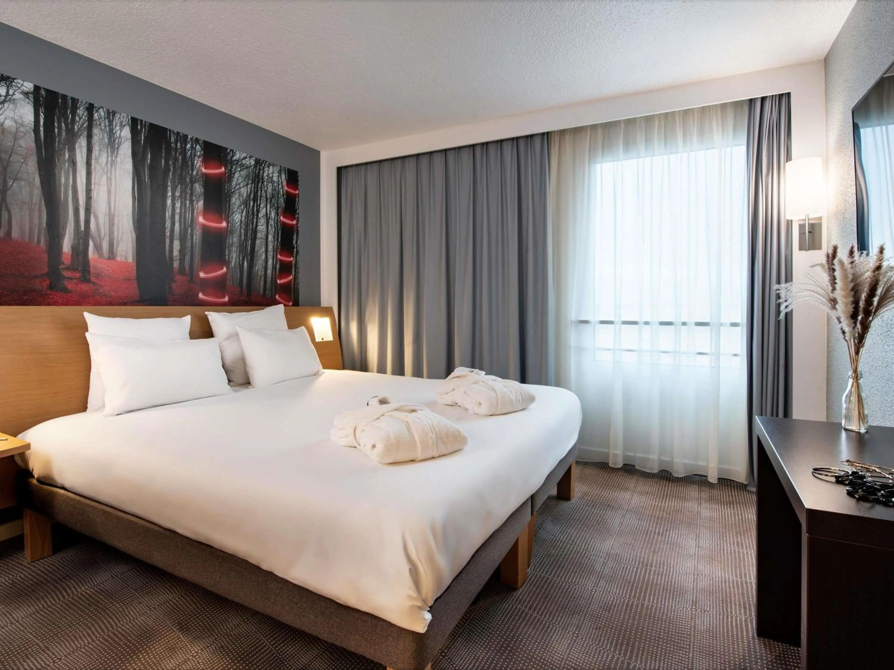 Photo of the whole room, Bed in Novotel Paris Est