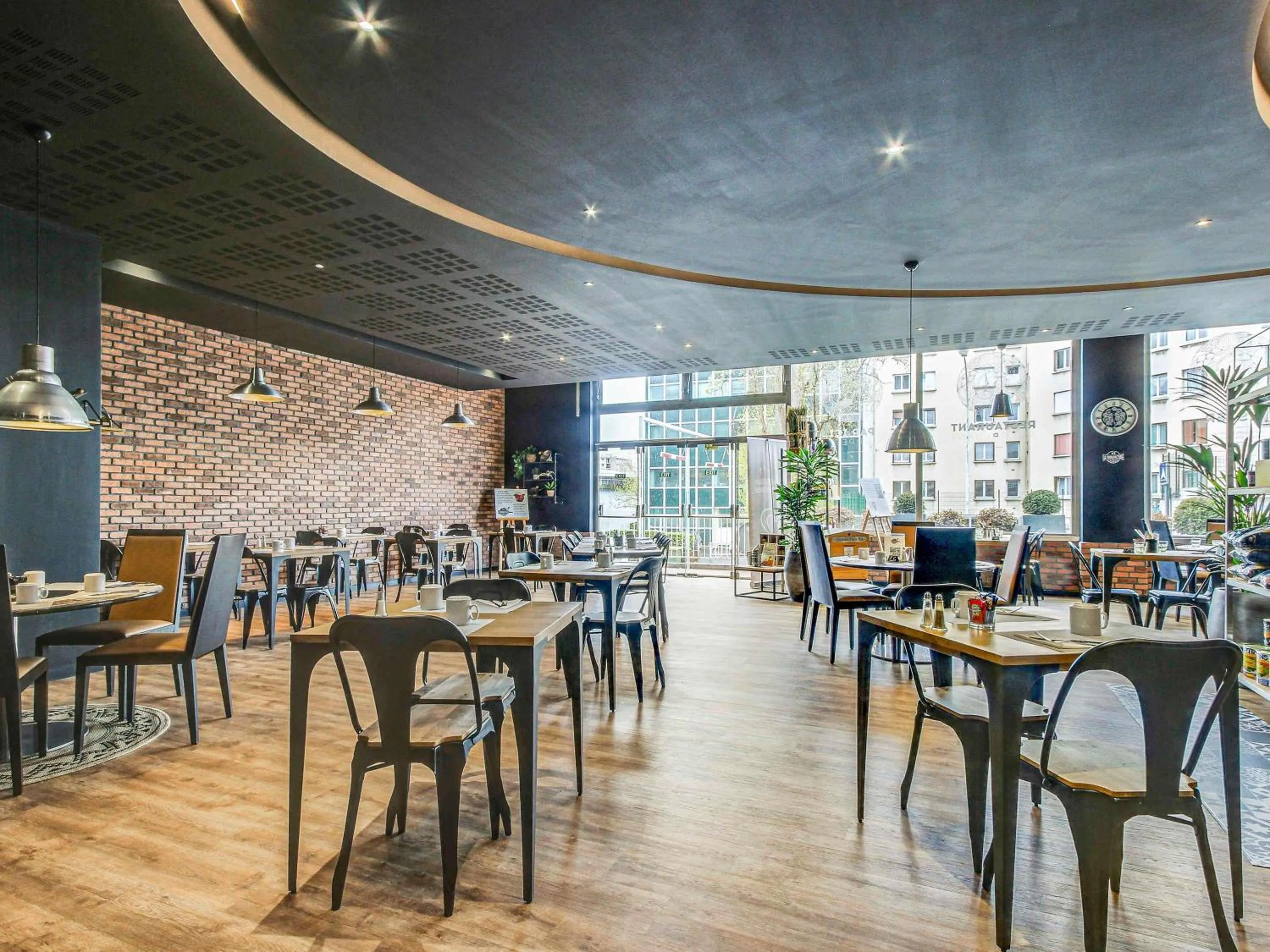 Restaurant/places to eat in Novotel Paris Est