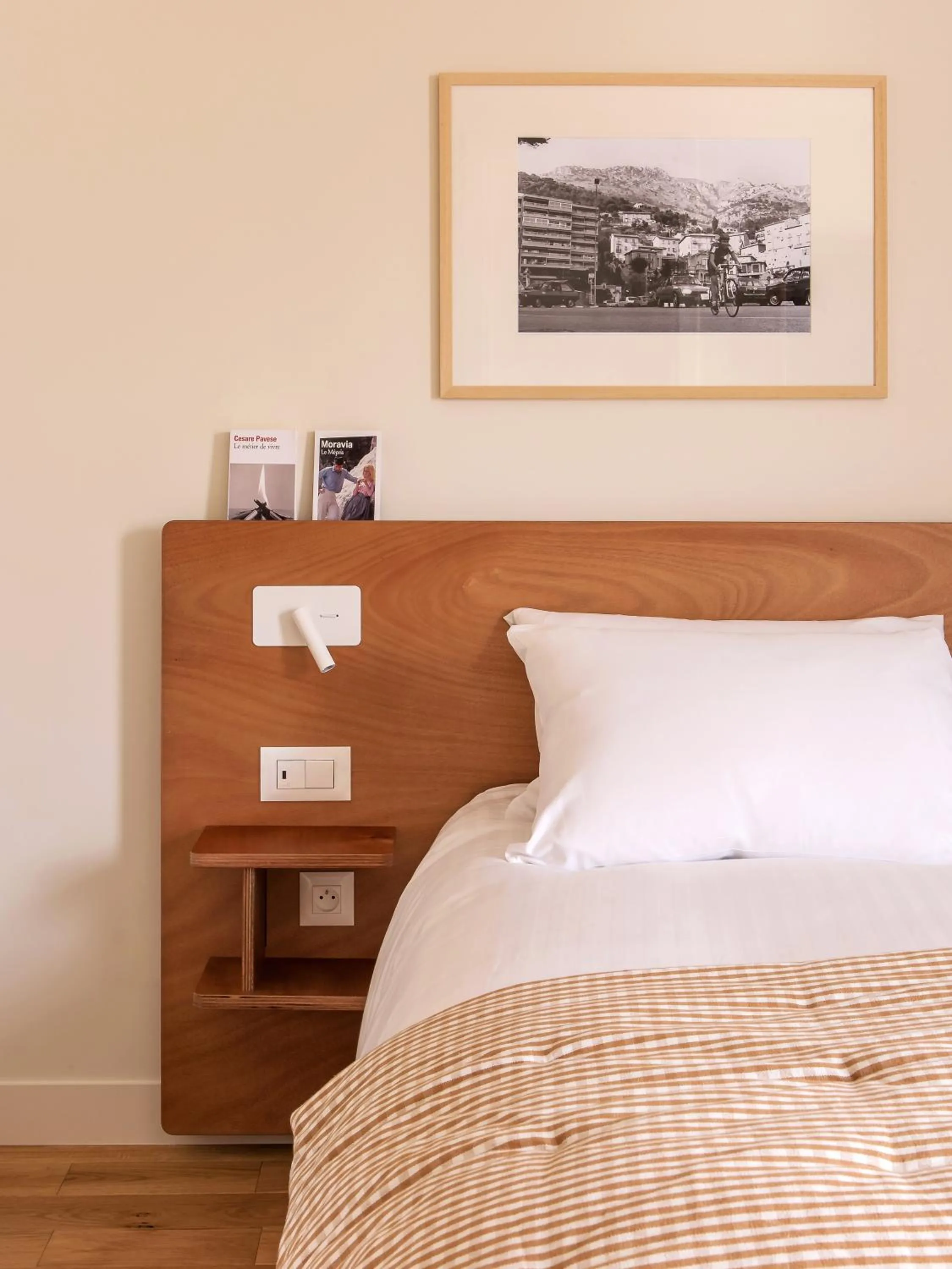 Bed in ALFRED HOTELS Compiègne