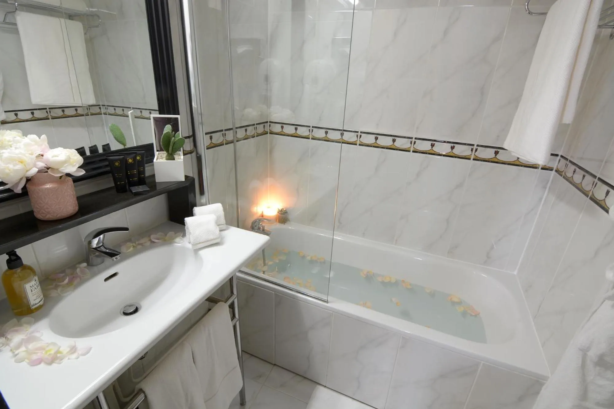 Bathroom in Le Patio Bastille