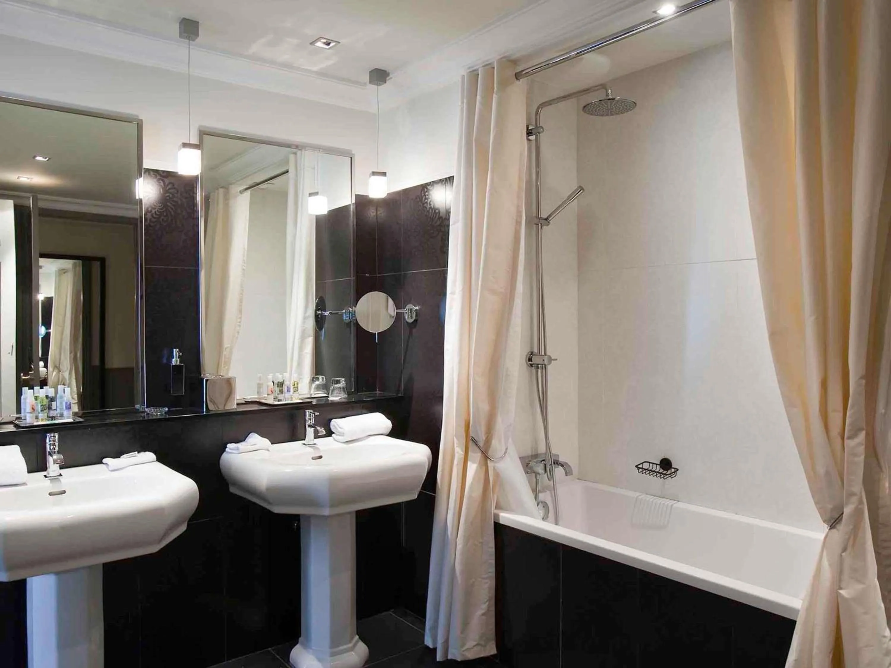 Bedroom in Le Grand Hotel de Cabourg - MGallery Collection