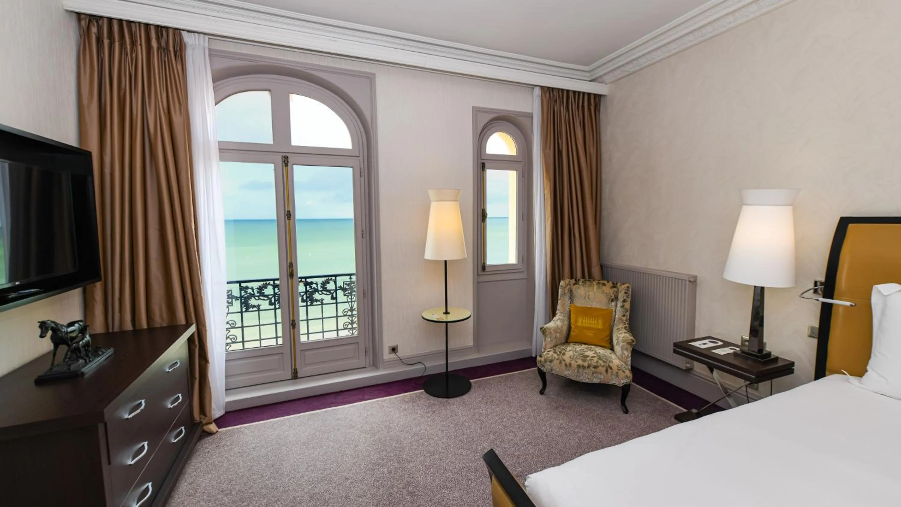 Sea view, Bed in Le Grand Hotel de Cabourg - MGallery Collection