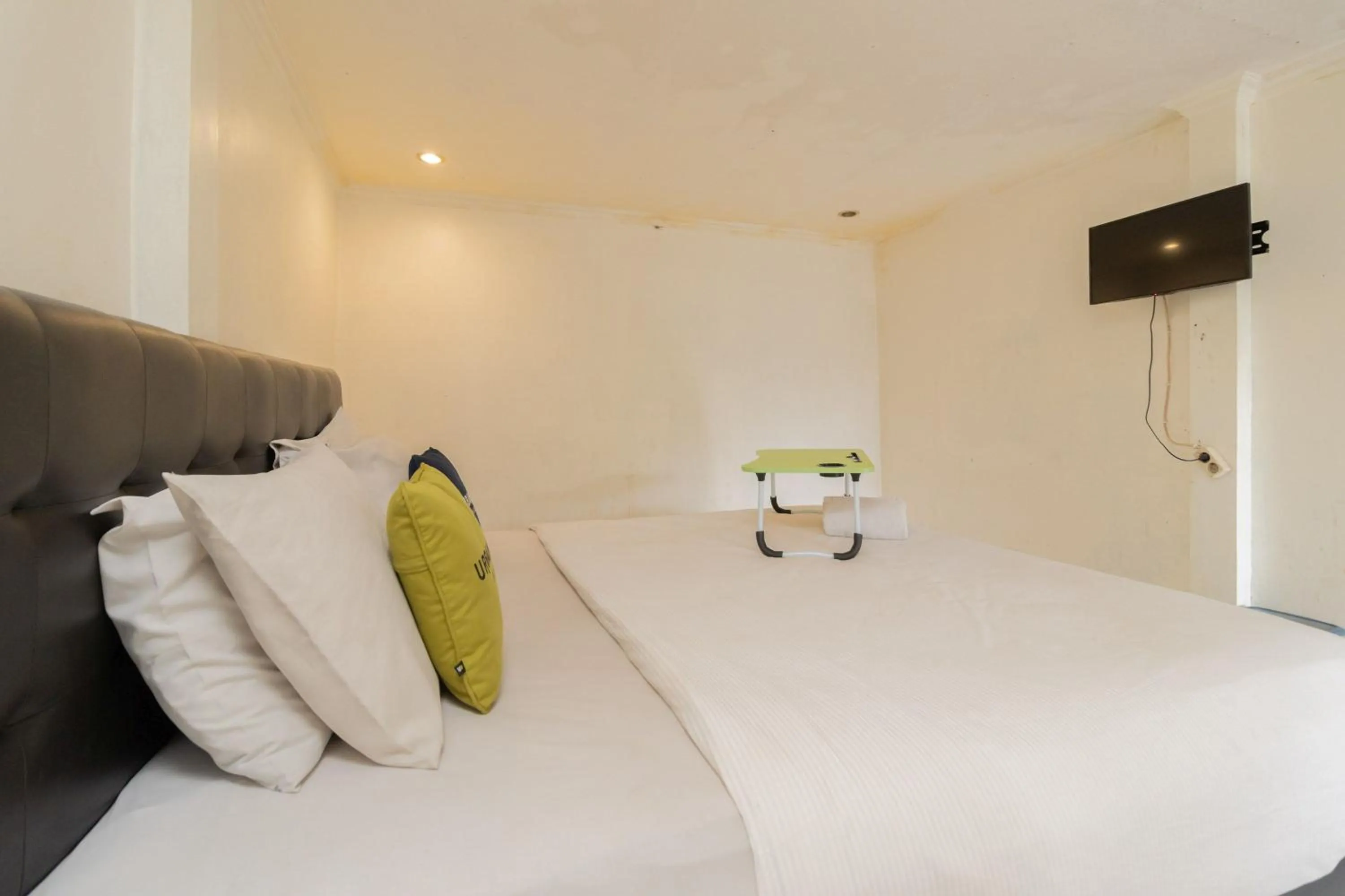 Bedroom, Bed in Urbanview Hotel Gunung Geulis Village by RedDoorz