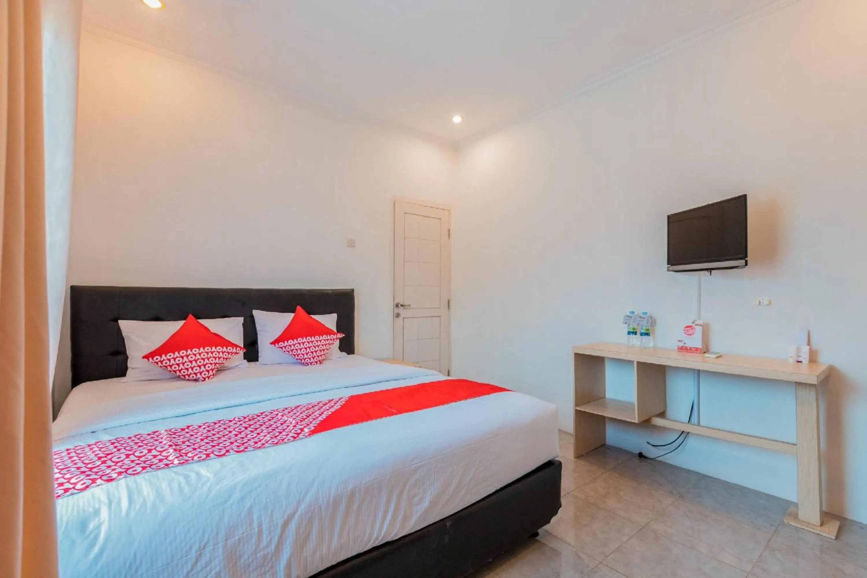 Photo of the whole room, Bed in Hotel O Bogor Puncak Near Padang Golf Bukit Pelangi Formerly Gunung Geulis Village