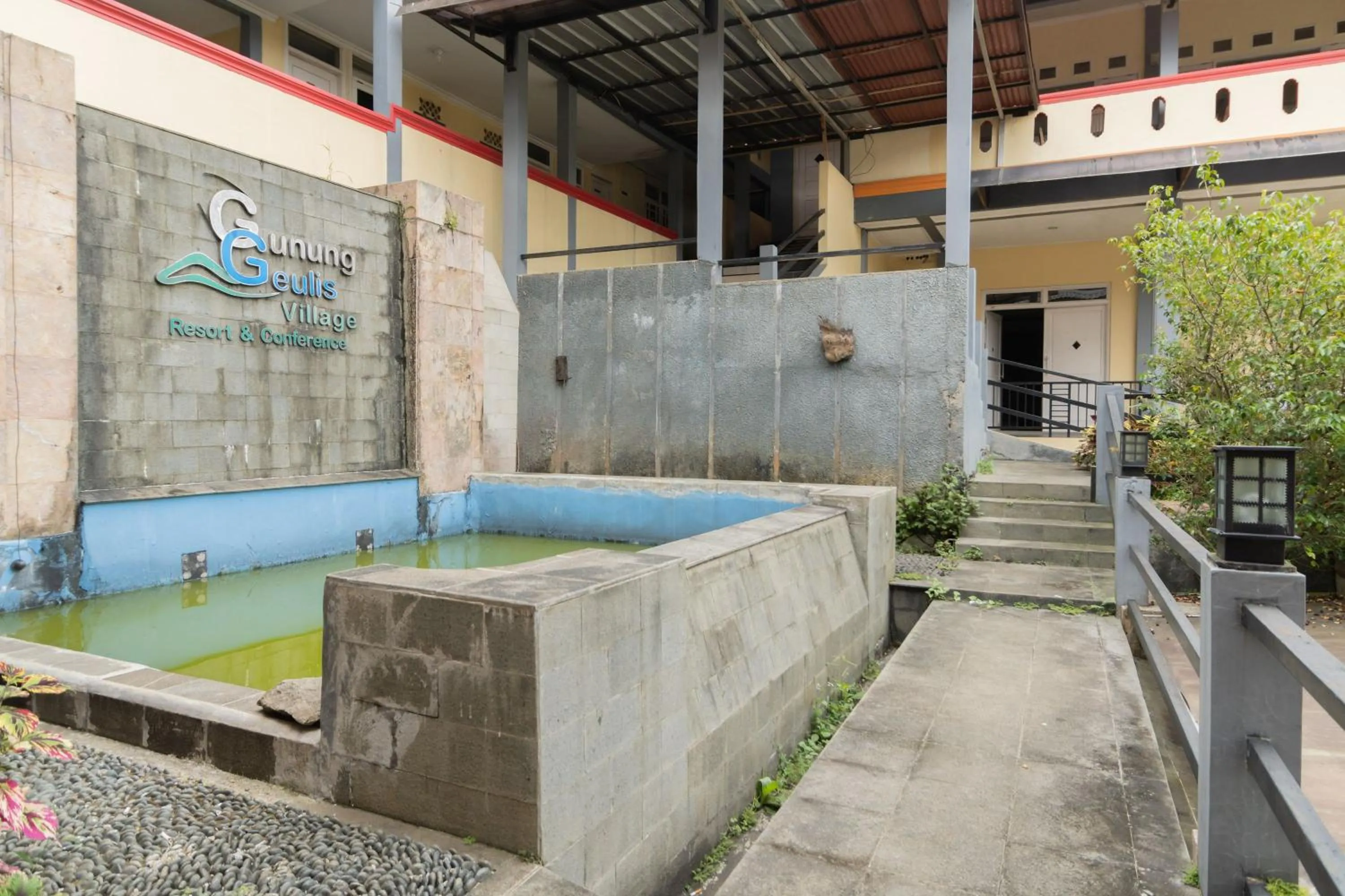 Property building in Urbanview Hotel Gunung Geulis Village by RedDoorz