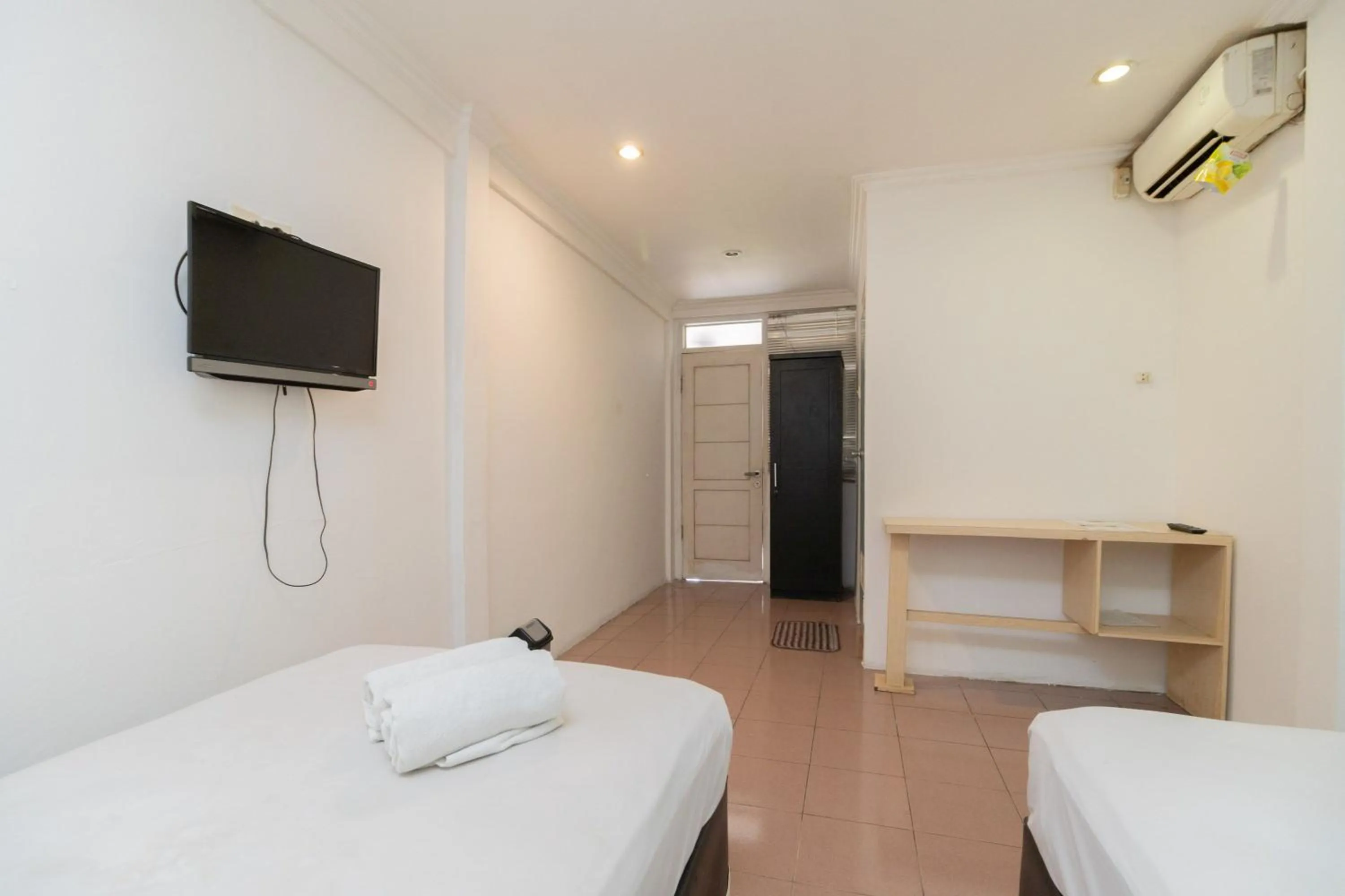 Bedroom, Bed in Urbanview Hotel Gunung Geulis Village by RedDoorz