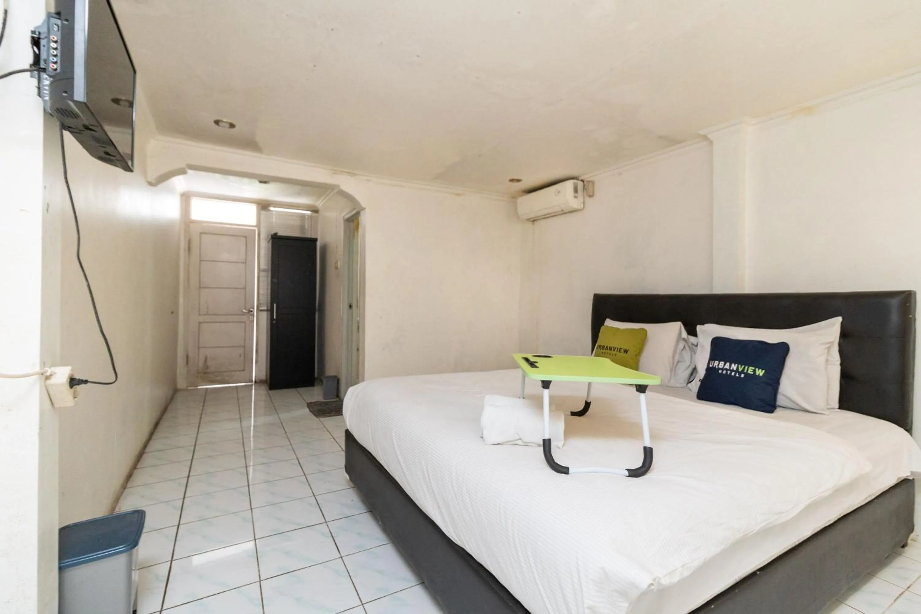 Bedroom, Bed in Urbanview Hotel Gunung Geulis Village by RedDoorz