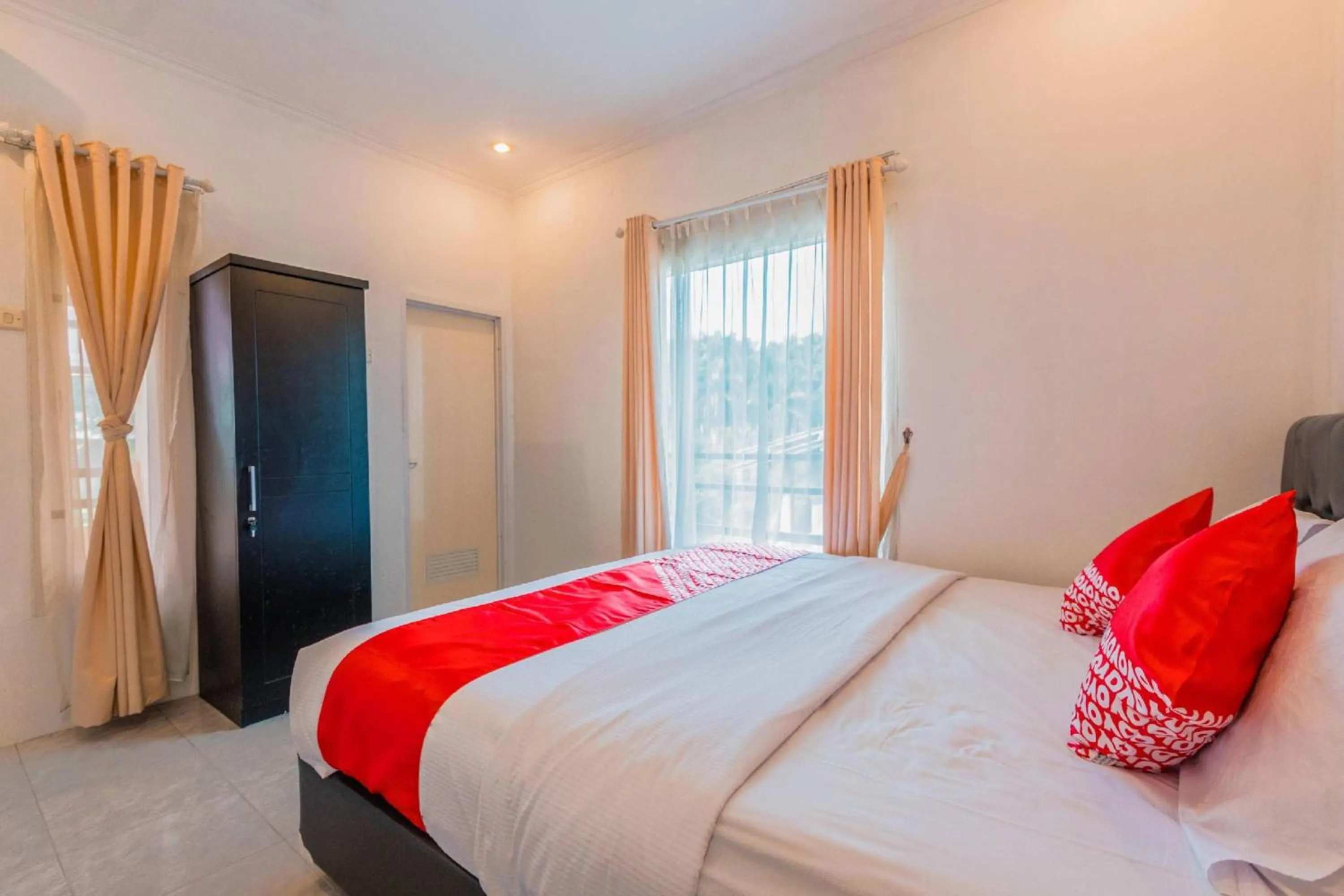 Photo of the whole room, Bed in Hotel O Bogor Puncak Near Padang Golf Bukit Pelangi Formerly Gunung Geulis Village