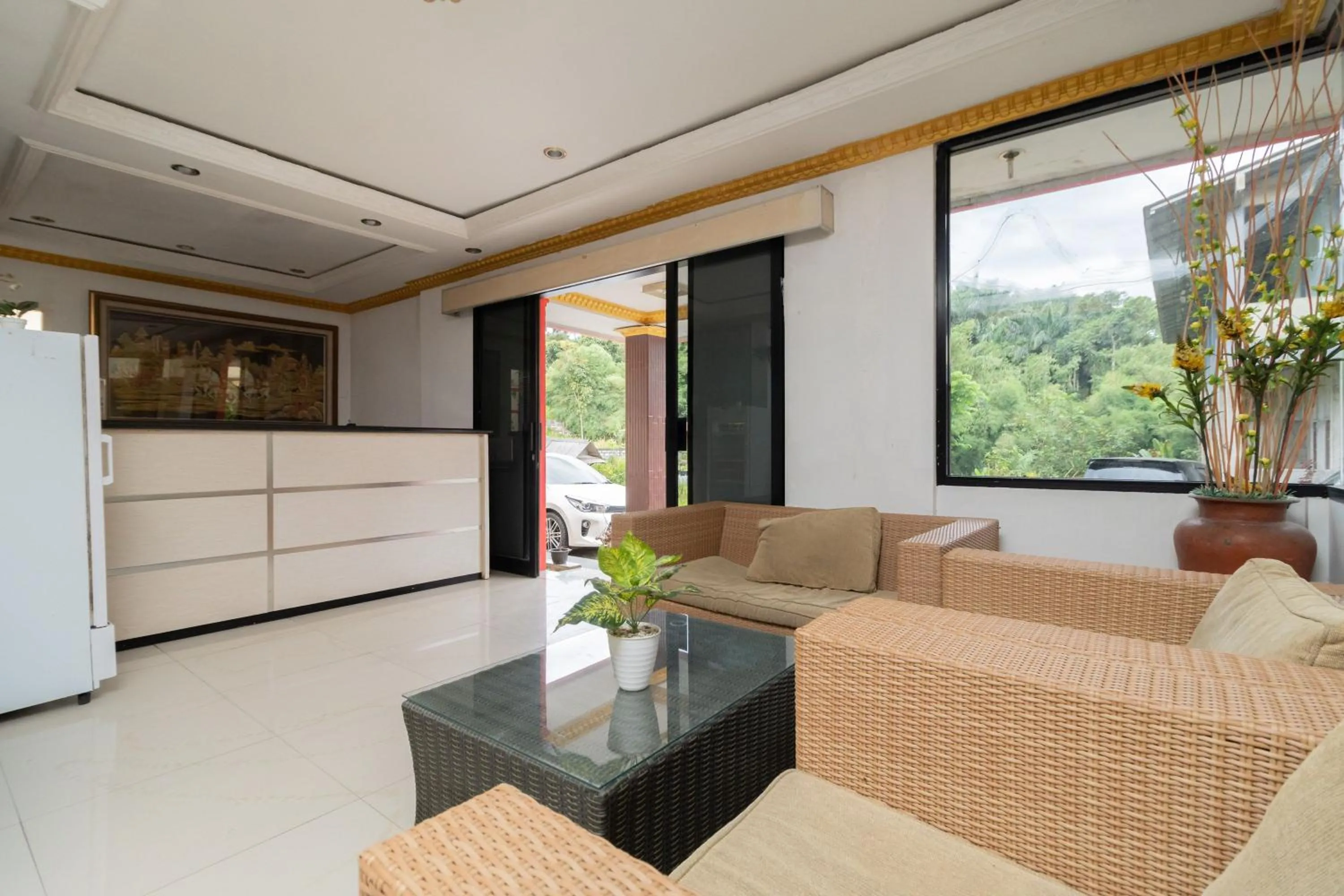 Living room in Urbanview Hotel Gunung Geulis Village by RedDoorz