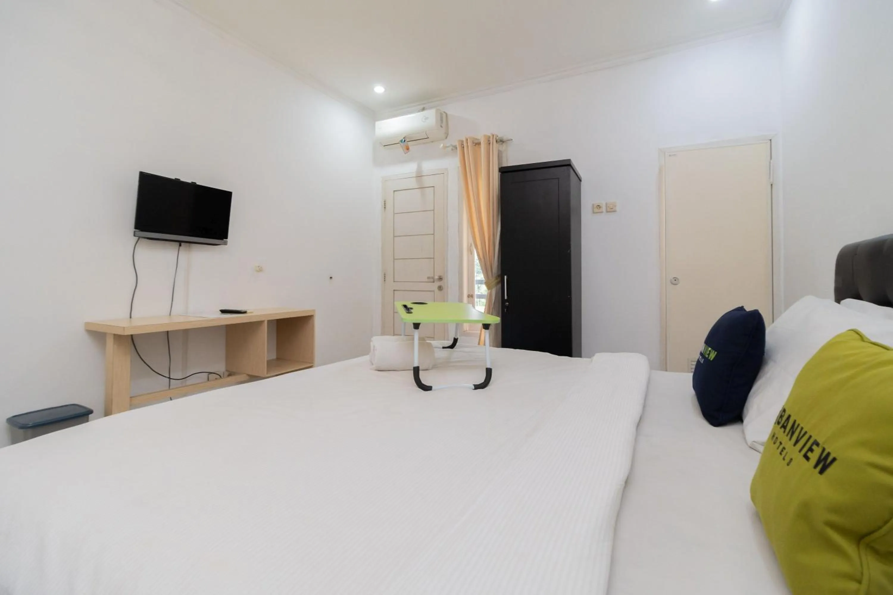 Bedroom, Bed in Urbanview Hotel Gunung Geulis Village by RedDoorz