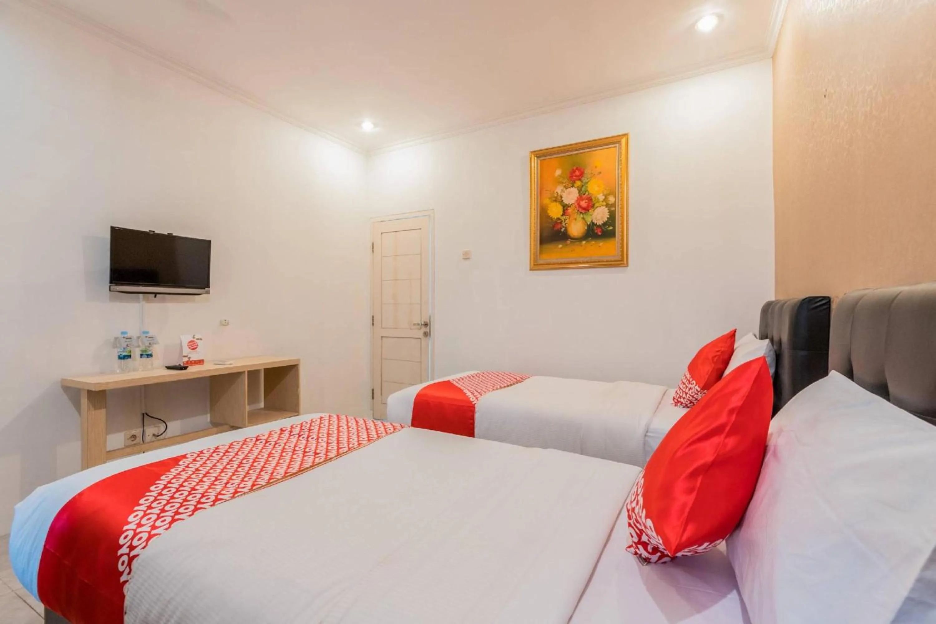 Photo of the whole room, Bed in Hotel O Bogor Puncak Near Padang Golf Bukit Pelangi Formerly Gunung Geulis Village